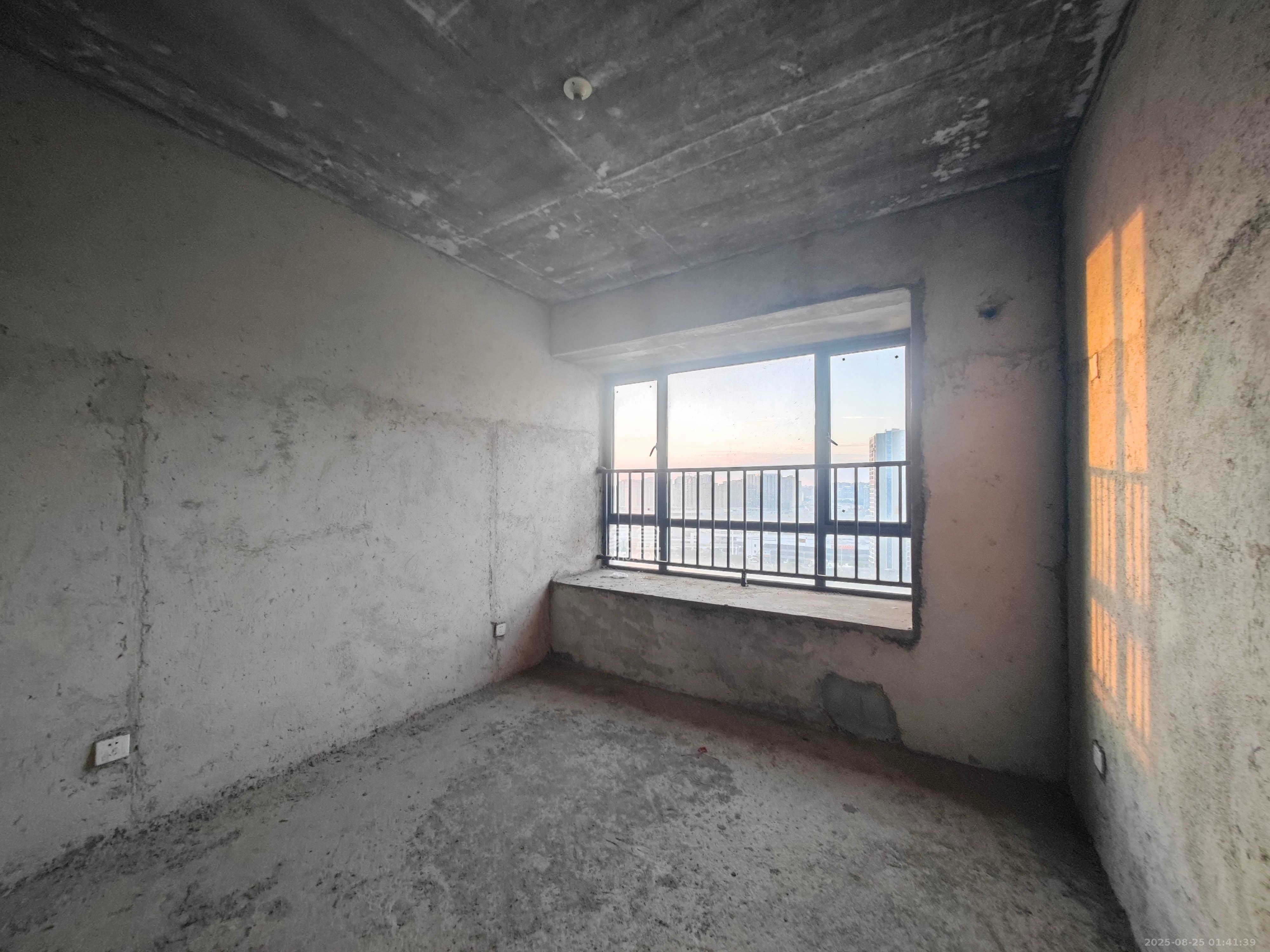 西湖鸿运佳苑  3室2厅2卫    83.0万 西湖鸿运佳苑  3室2厅2卫    83.0万卧室