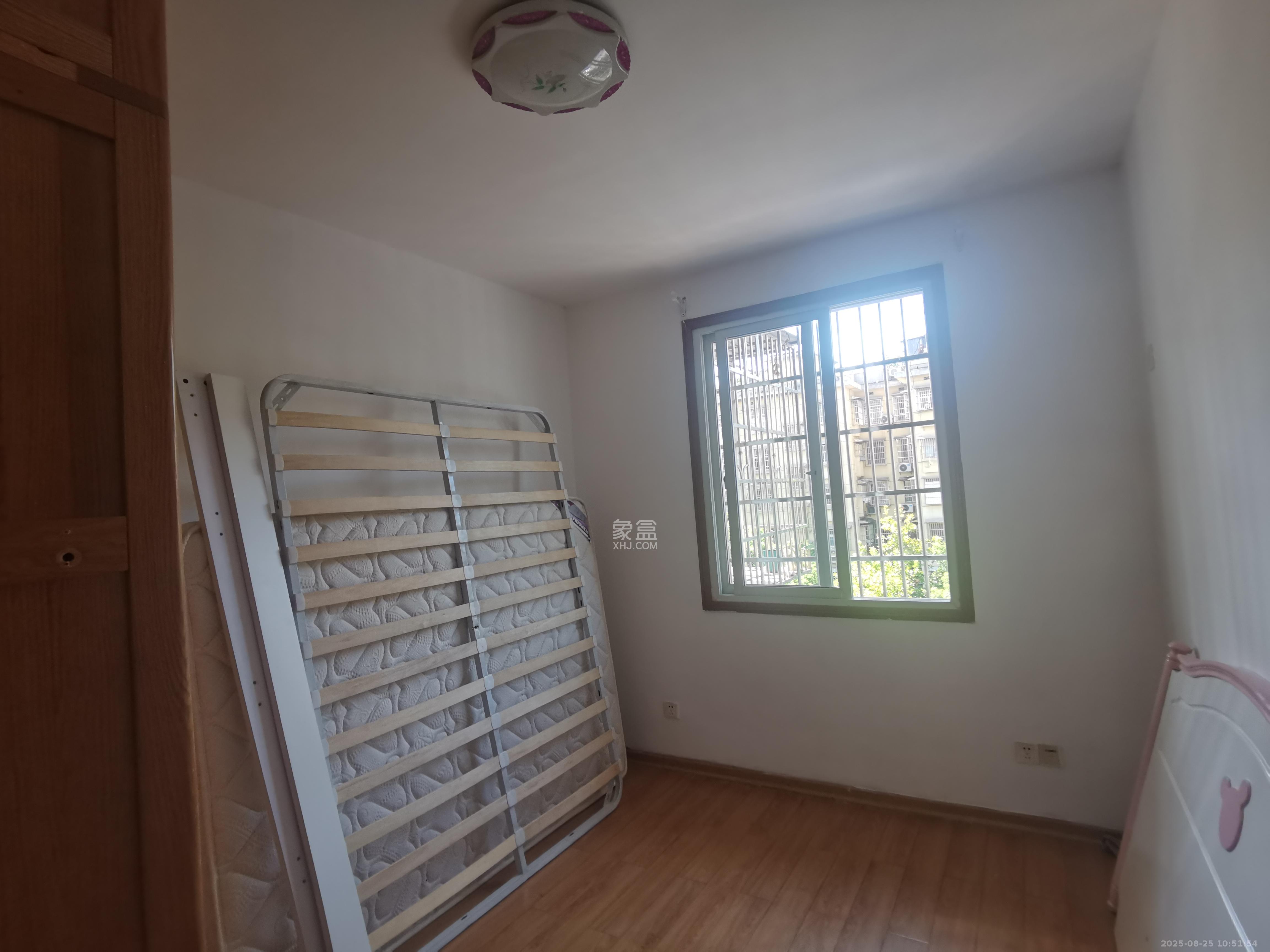 桔园小区1-8片  3室1厅1卫    1700.0元/月 桔园小区1-8片  3室1厅1卫    1700.0元/月室内图