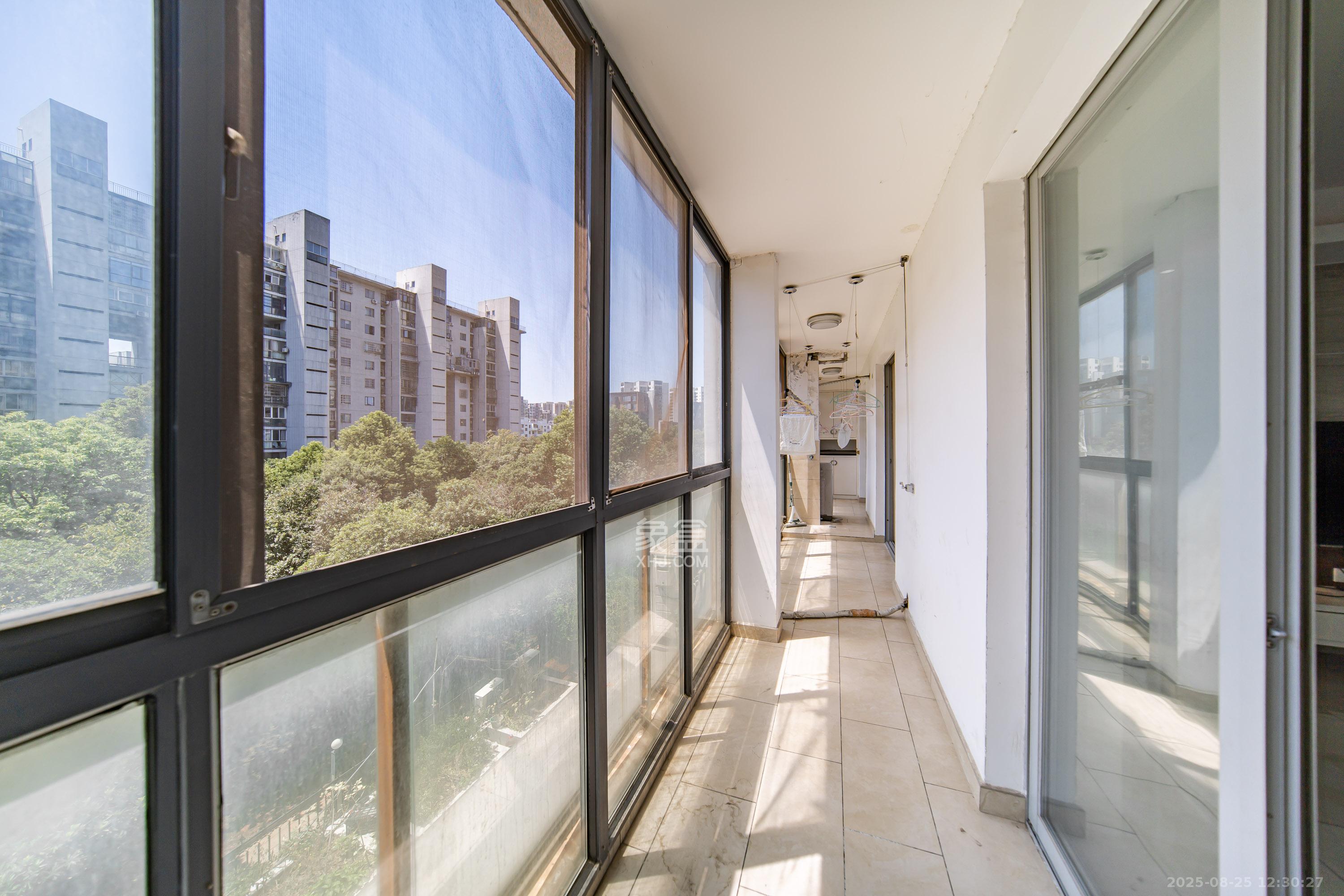 阳光100二期  4室2厅2卫    155.8万阳台