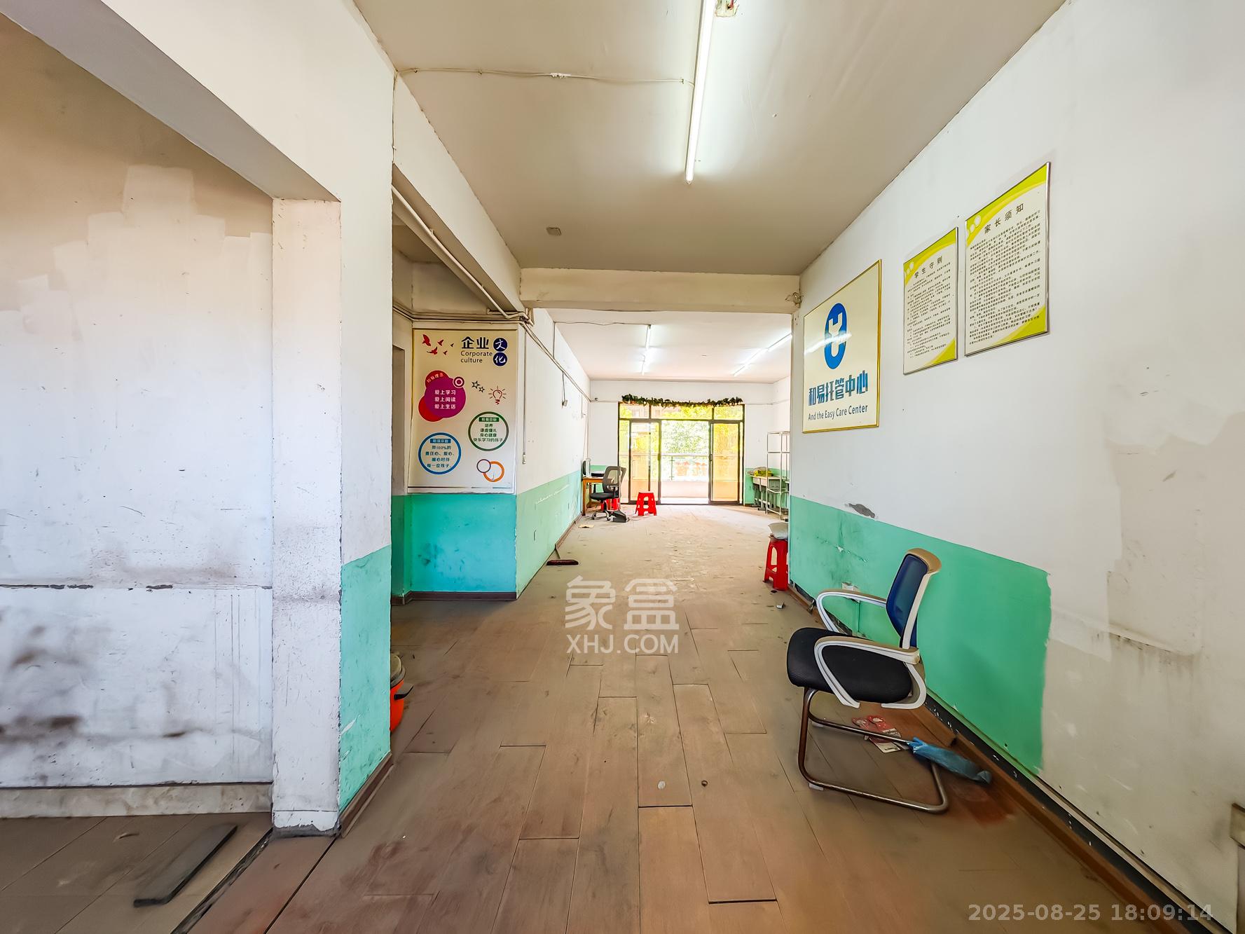 双湾国际（湘江御景花园）  3室2厅2卫    115.0万客厅