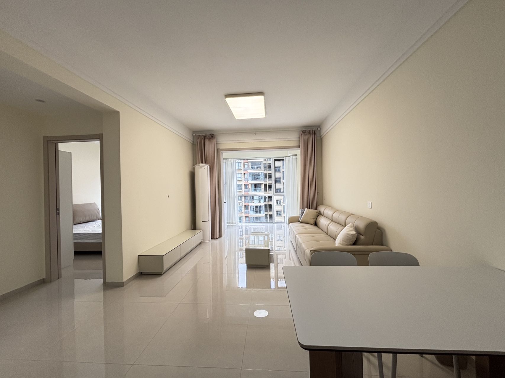 伊泰天骄二期 2室2厅1卫 2500.0元/月 伊泰天骄二期 2室2厅1卫 2500.0元/月室内图