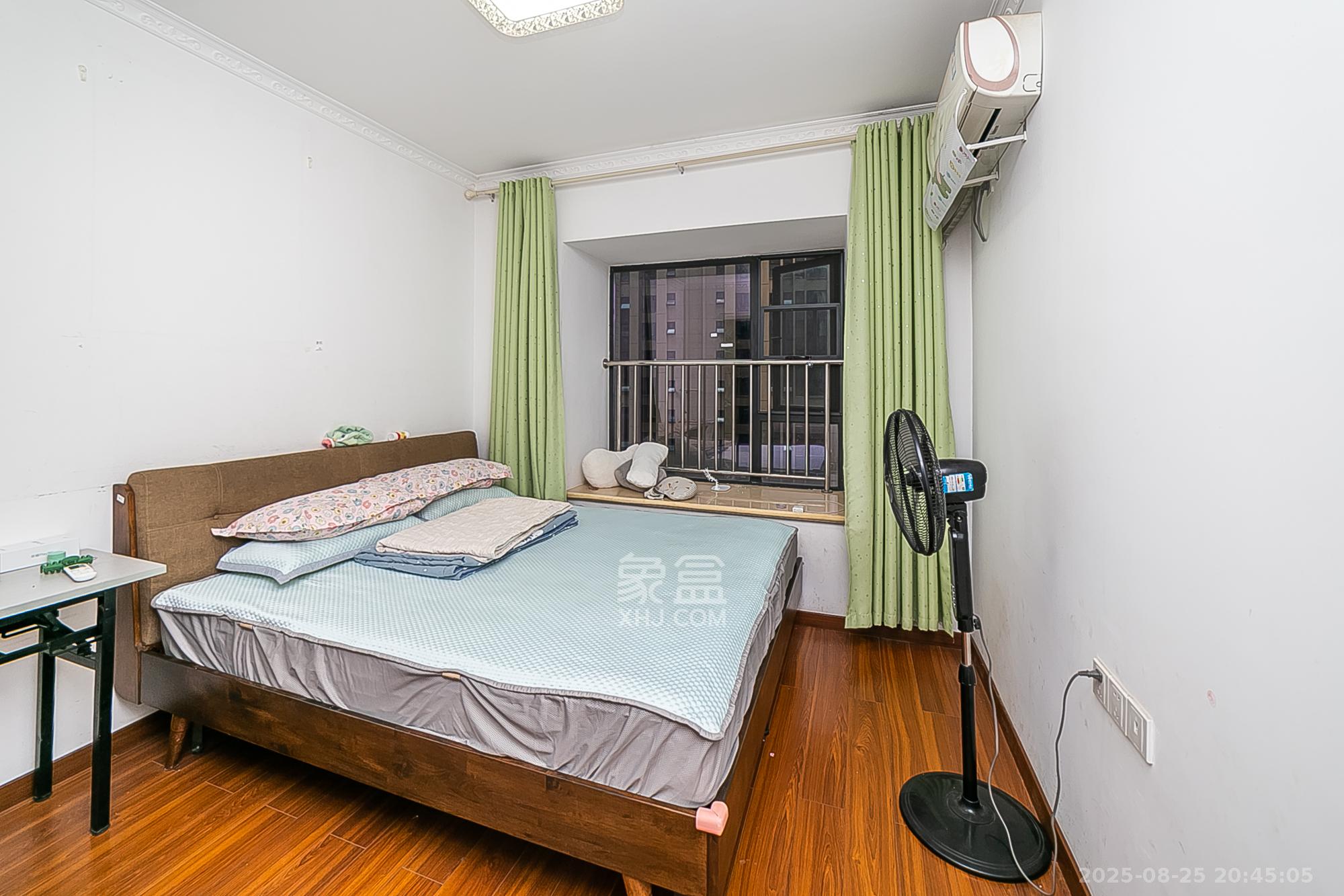 天鸿天府（天鸿中央大院）  3室2厅2卫    128.0万卧室