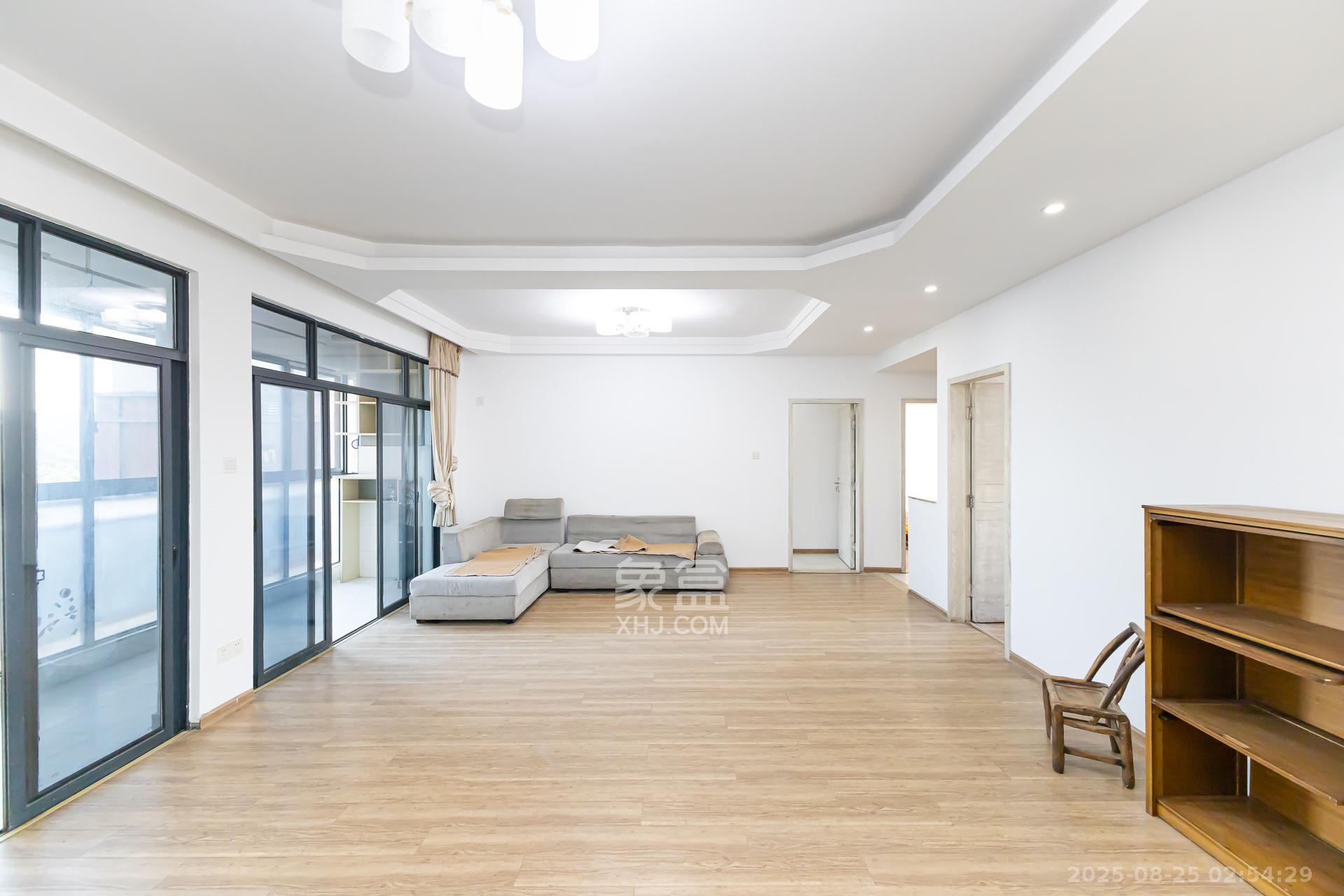 珠江东方明珠（新地东方明珠）三期  3室2厅2卫    70.0万客厅