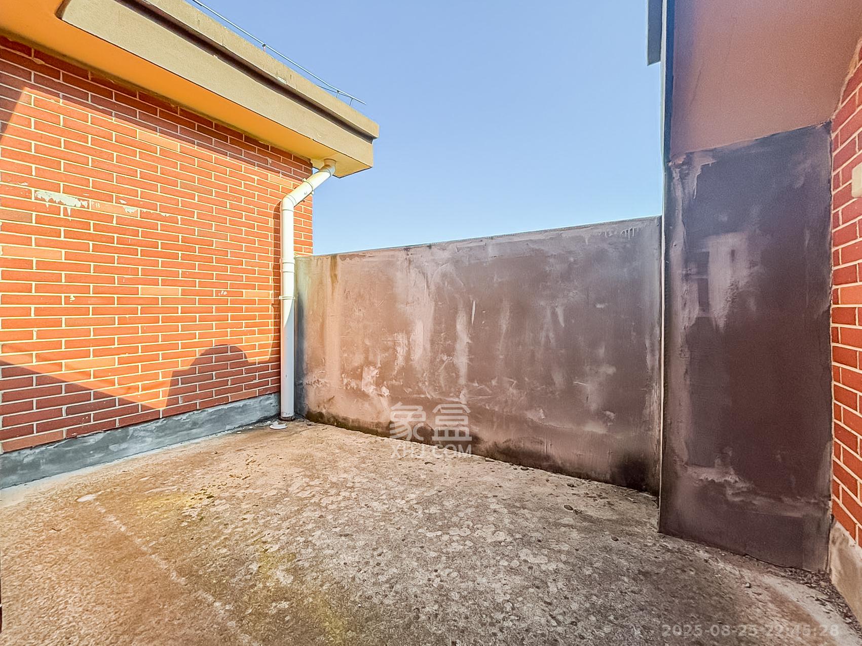 沃家苑  6室2厅4卫    135.0万卧室