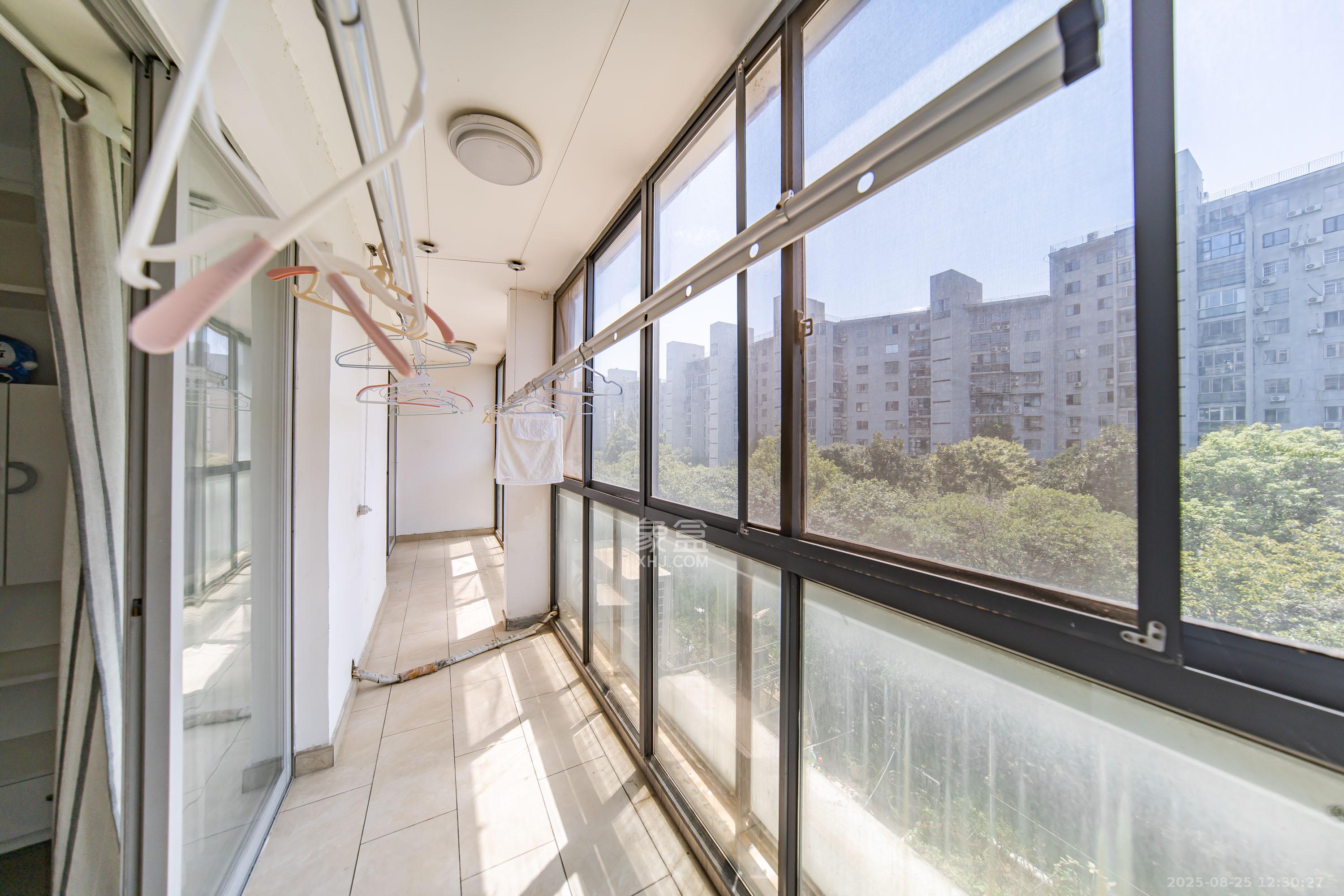 阳光100二期  4室2厅2卫    155.8万阳台