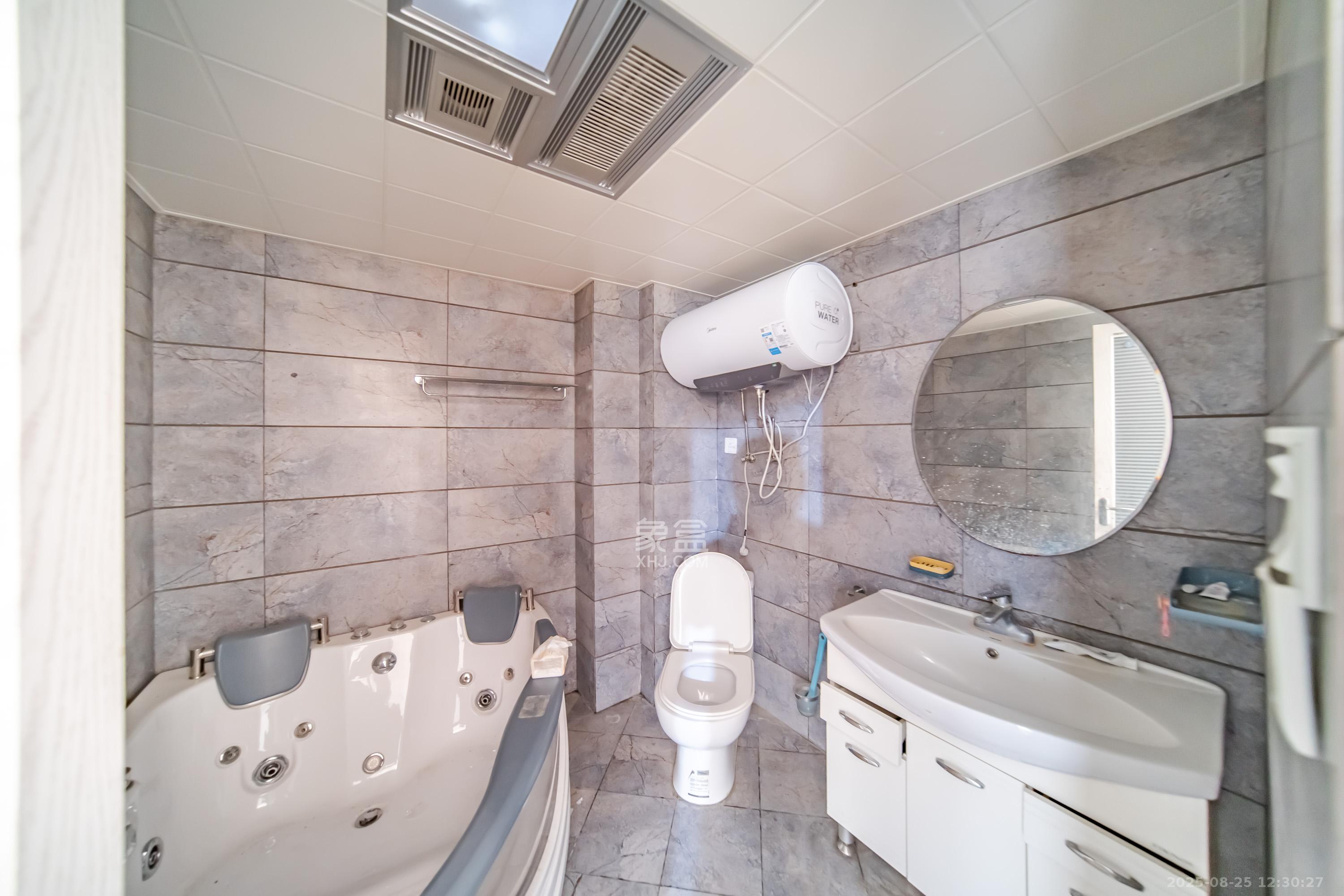 阳光100二期  4室2厅2卫    155.8万卫生间