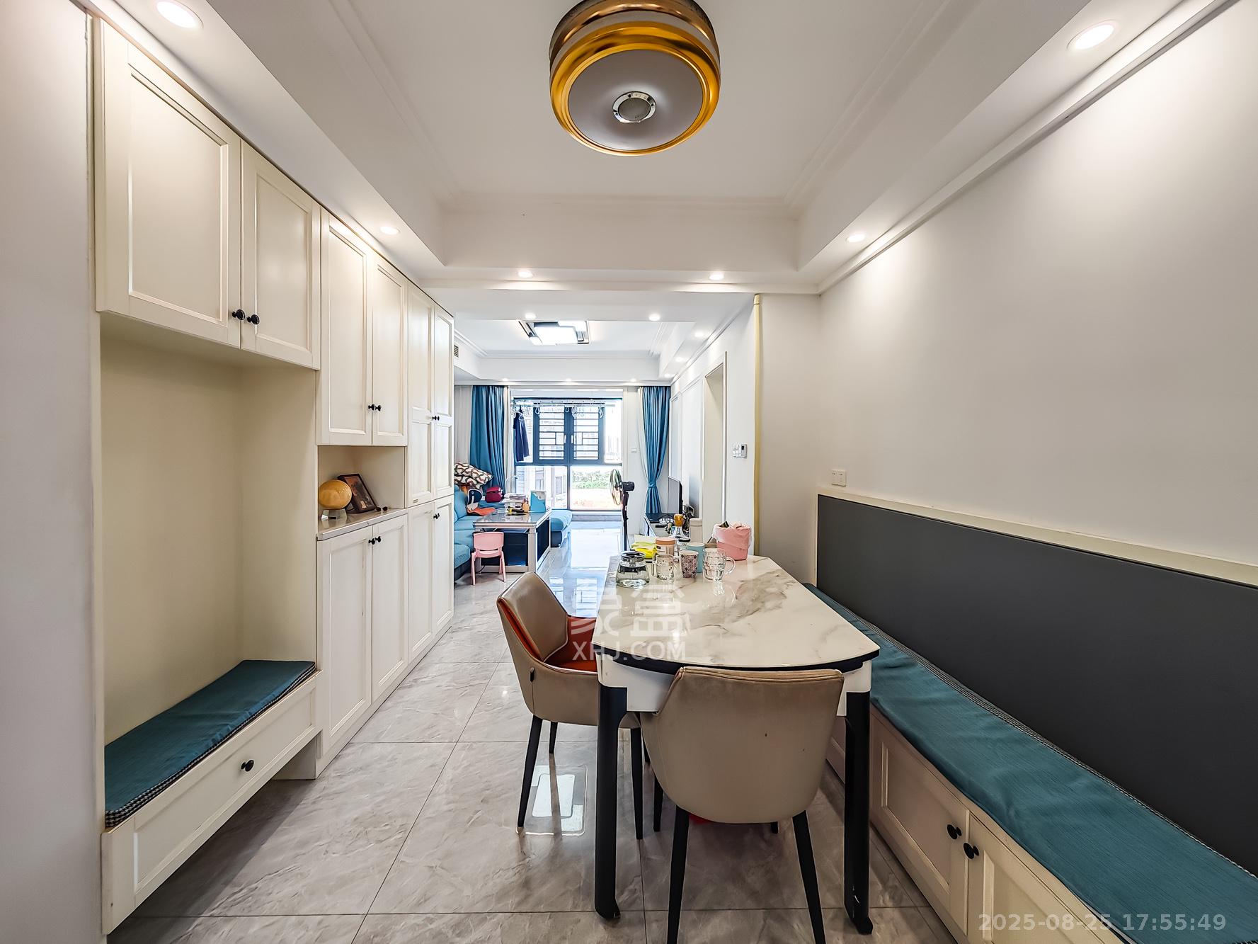 绿地海外滩二期  3室2厅1卫    62.0万客厅