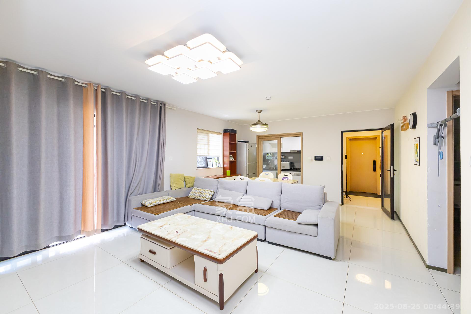 时代倾城二期 4室2厅2卫 90.0万 时代倾城二期 4室2厅2卫 90.0万客厅