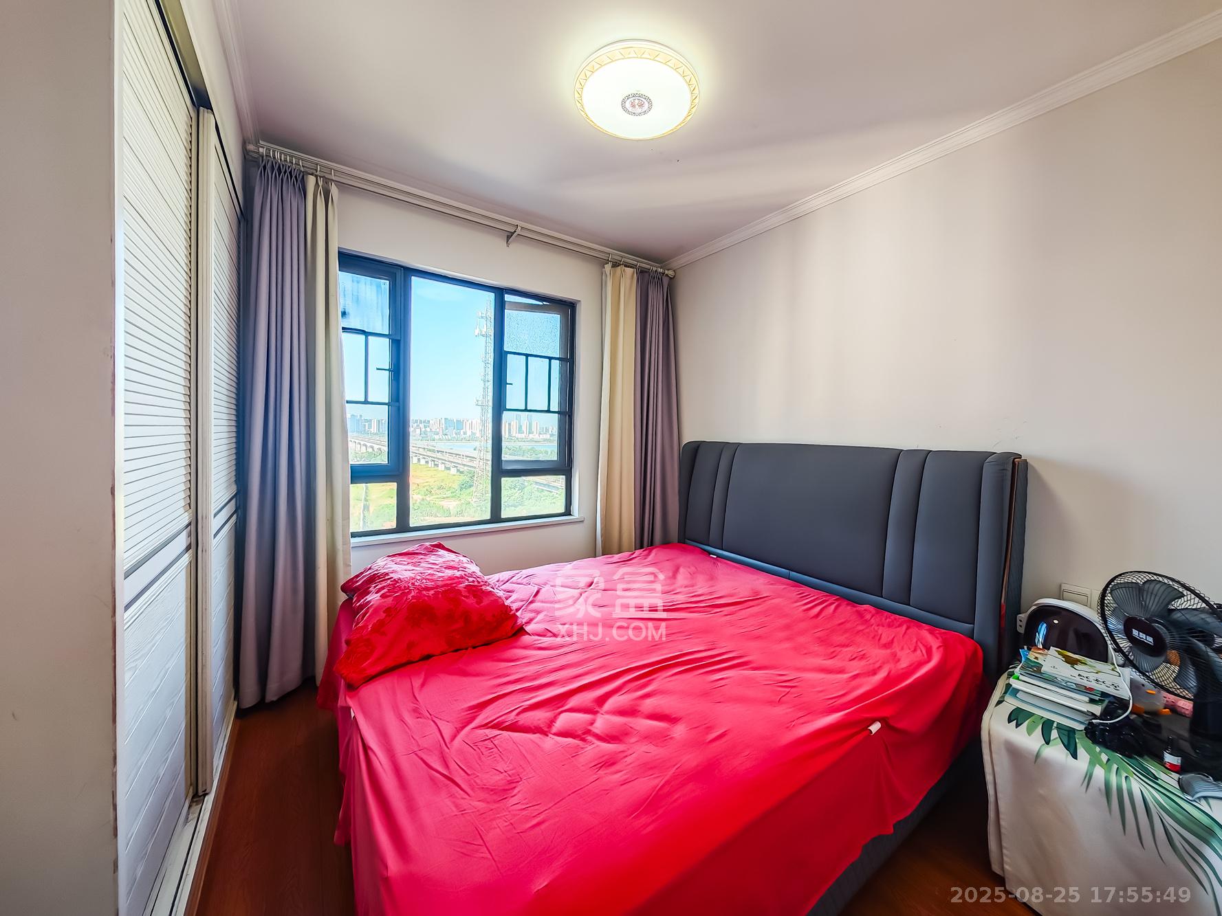 绿地海外滩二期  3室2厅1卫    62.0万卧室