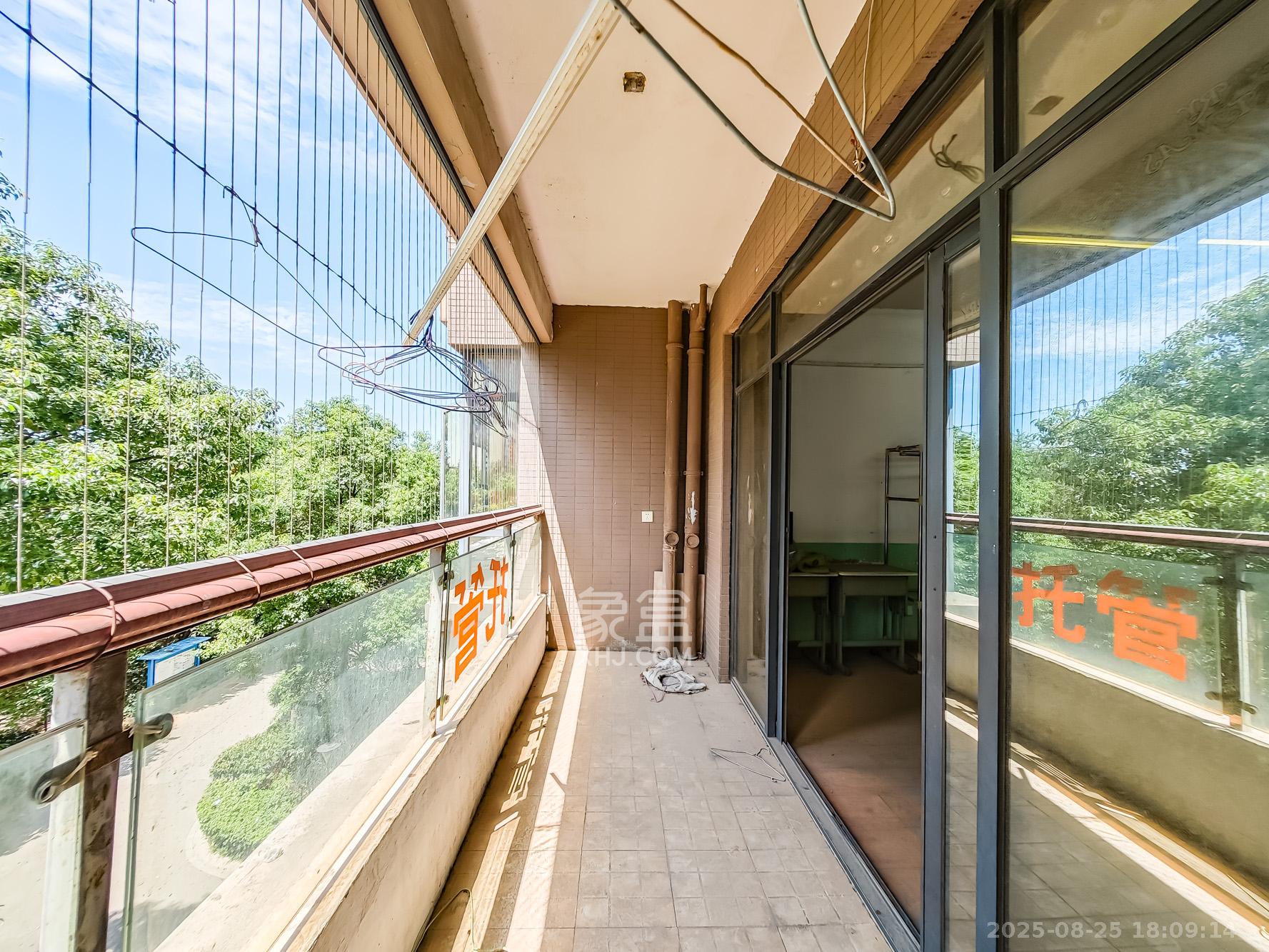 双湾国际(湘江御景花园)  3室2厅2卫    115.0万 双湾国际(湘江御景花园)  3室2厅2卫    115.0万阳台