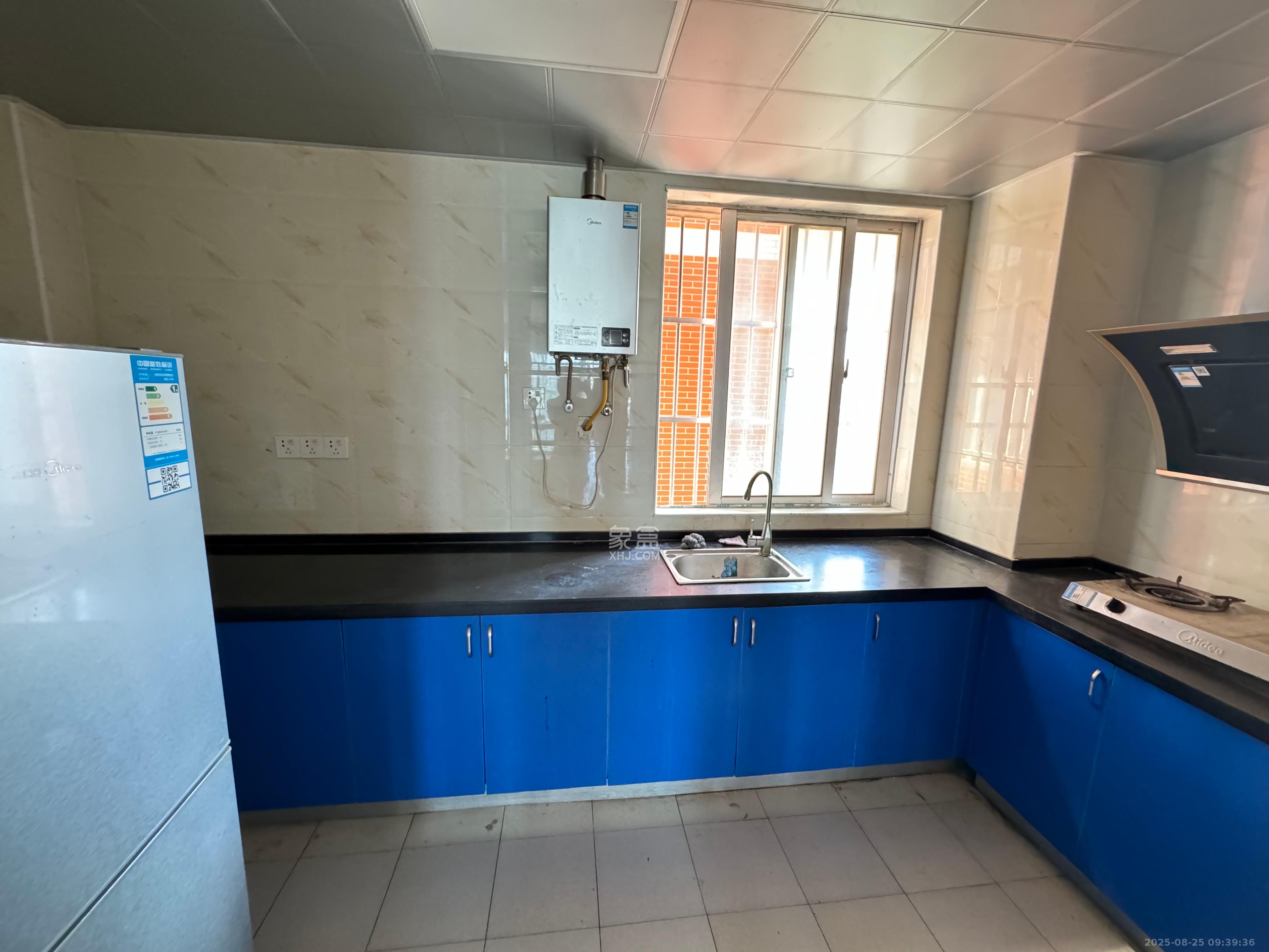 理工大学职工单位房青年汇 3室2厅2卫 2150.0元/月 理工大学职工单位房青年汇 3室2厅2卫 2150.0元/月室内图