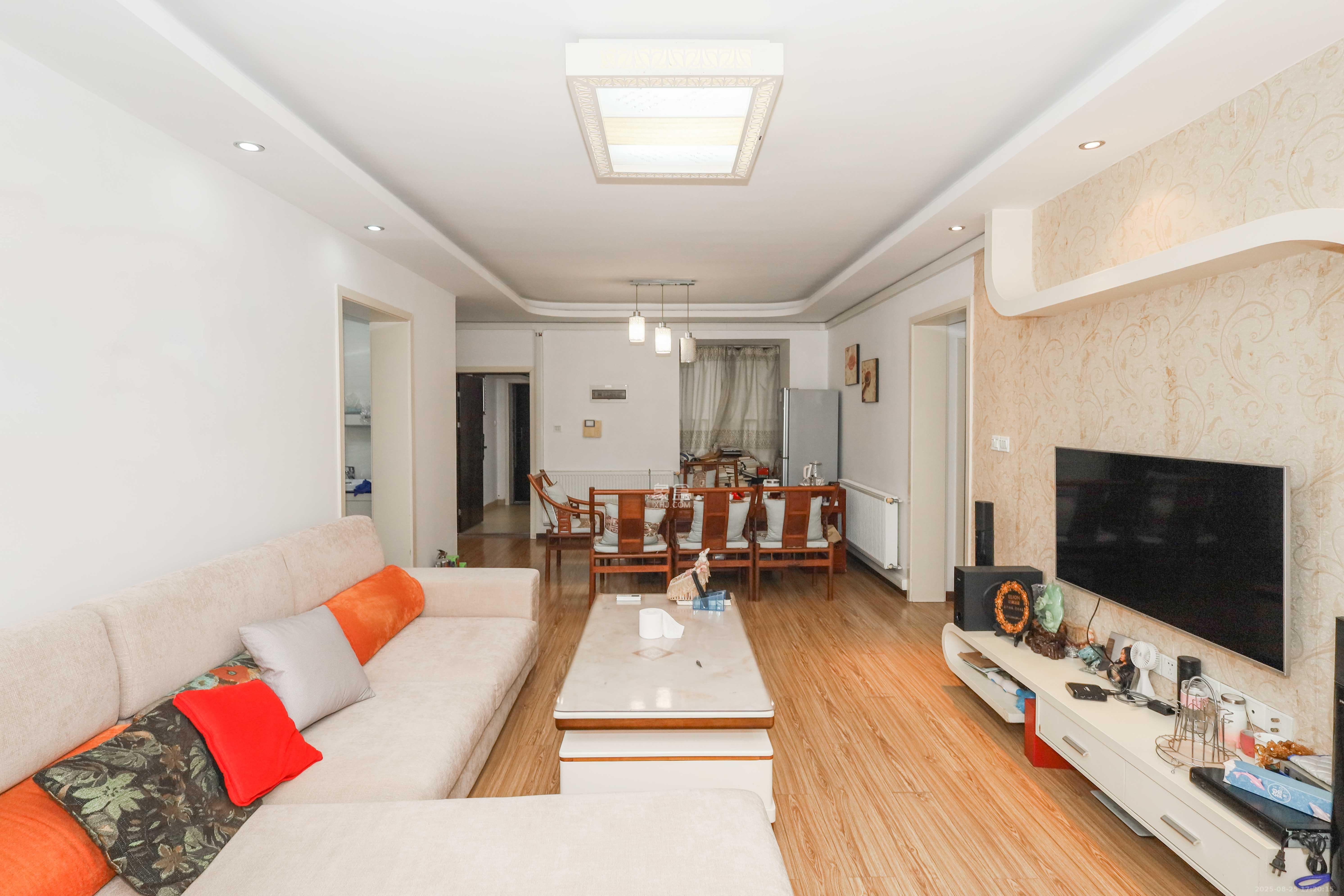 保利麓谷林语B区  3室2厅1卫    85.0万客厅