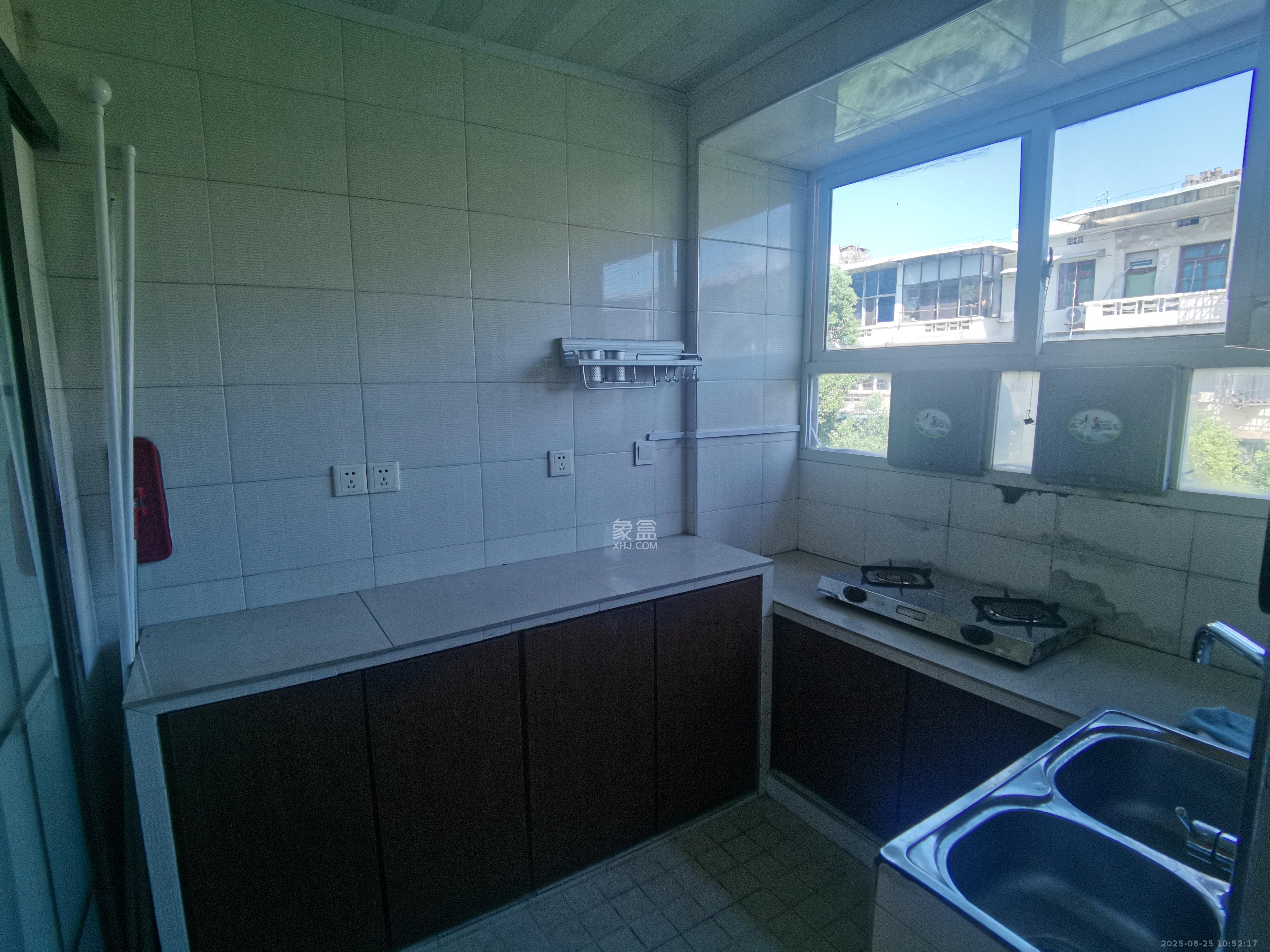 桔园小区1-8片  3室1厅1卫    1700.0元/月 桔园小区1-8片  3室1厅1卫    1700.0元/月室内图