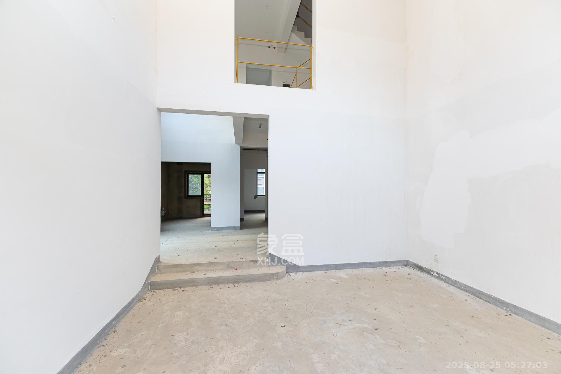 龙湖湘风原著（龙湖湘风星城）  5室2厅2卫    418.0万客厅