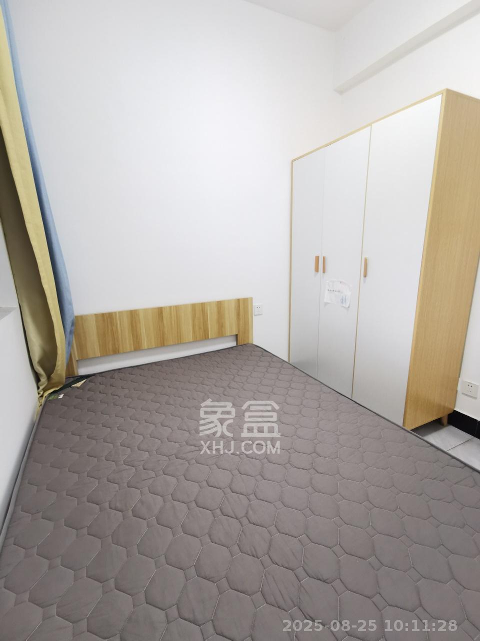 蓝光雍锦半岛  3室2厅2卫    2400.0元/月室内图