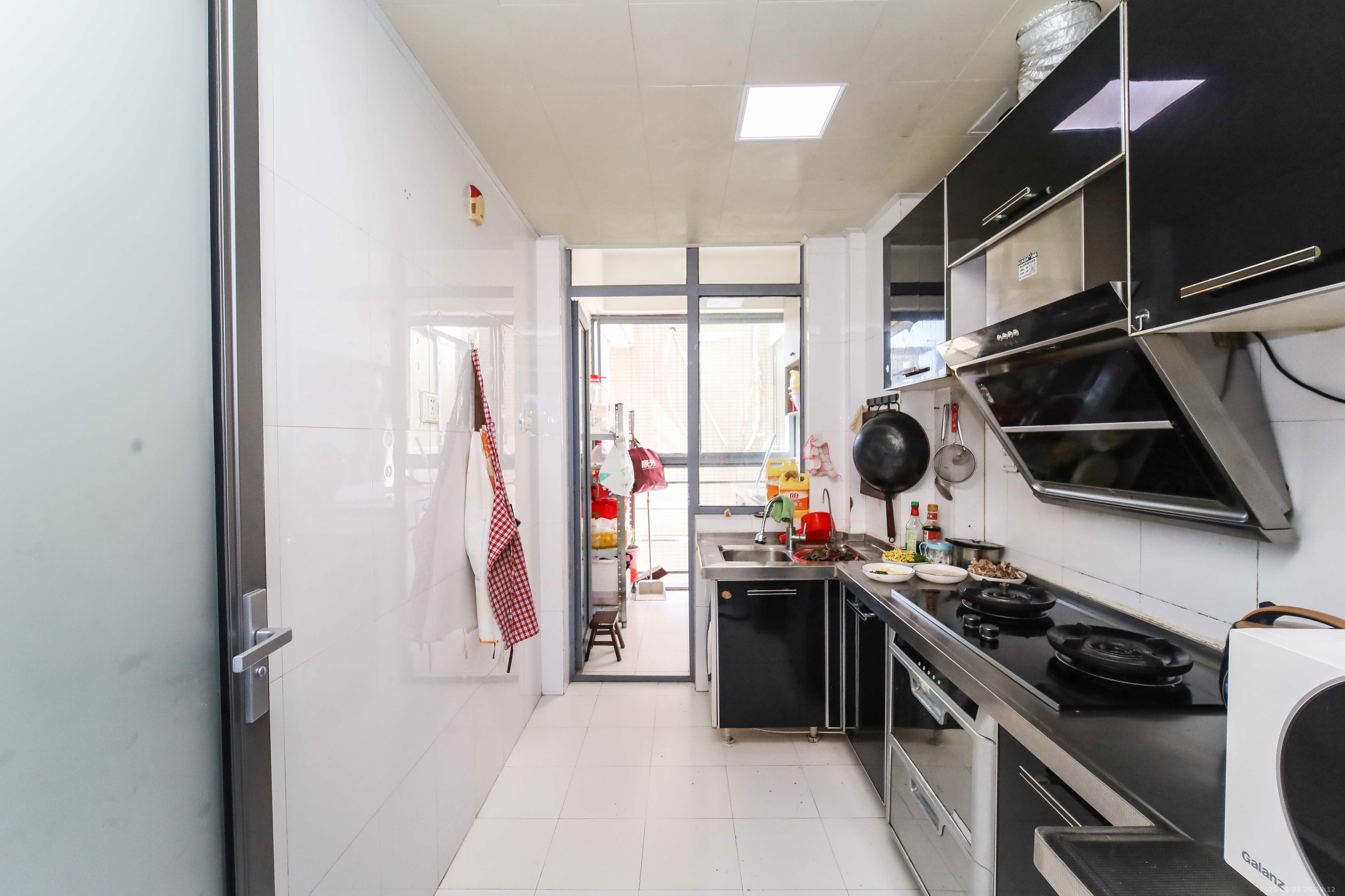 银港水晶城  3室2厅2卫    120.0万 银港水晶城  3室2厅2卫    120.0万厨房