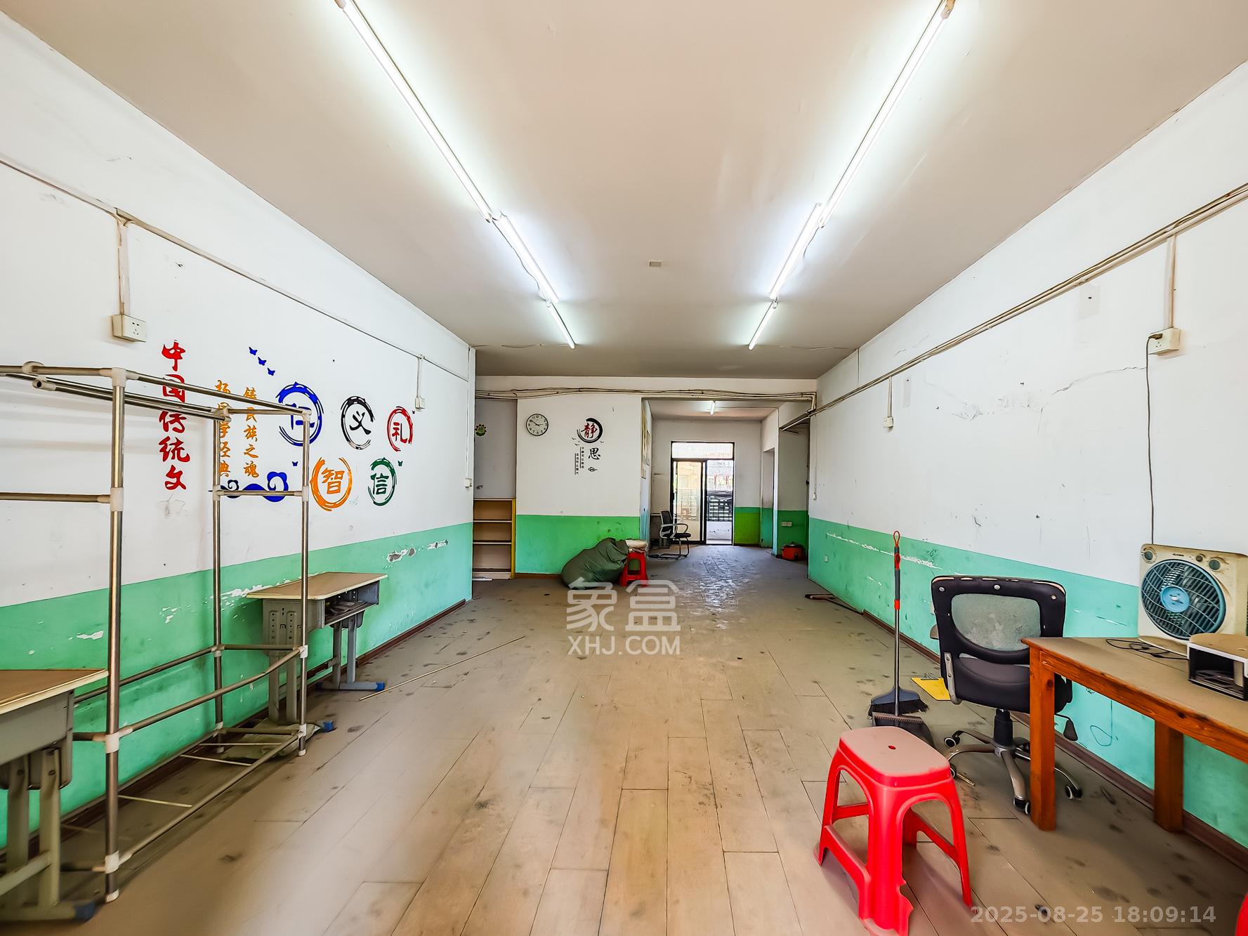 双湾国际（湘江御景花园）  3室2厅2卫    115.0万客厅