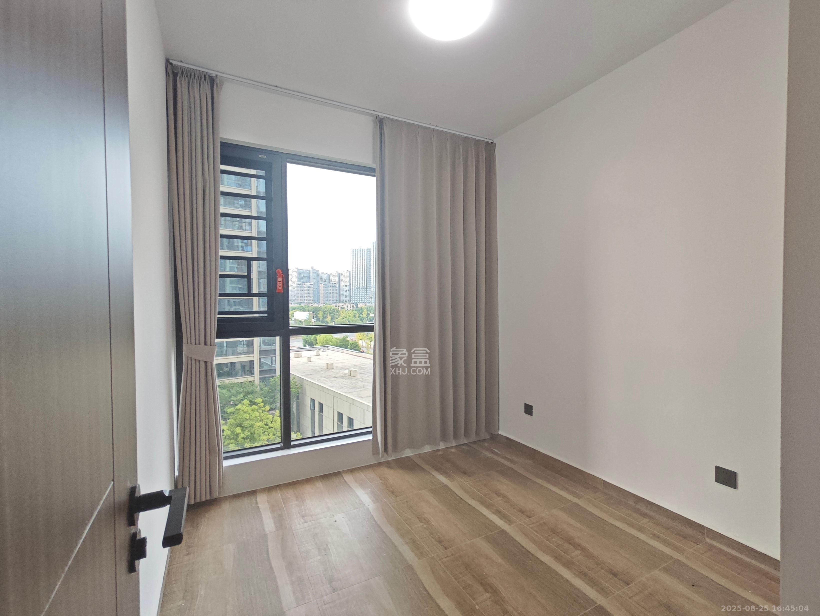 绿地V岛  4室2厅2卫    4500.0元/月 绿地V岛  4室2厅2卫    4500.0元/月室内图