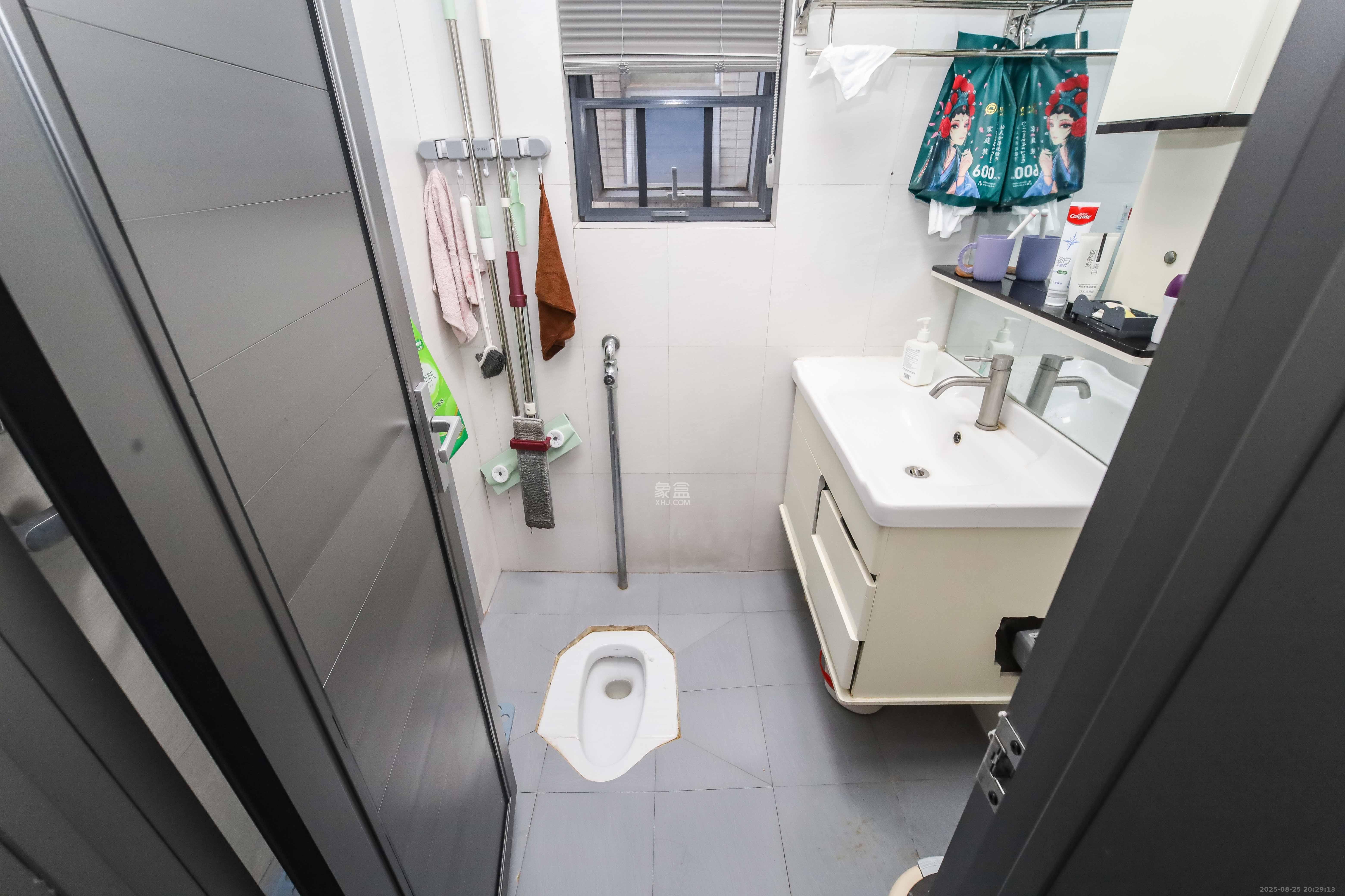 银港水晶城  3室2厅2卫    120.0万 银港水晶城  3室2厅2卫    120.0万卫生间