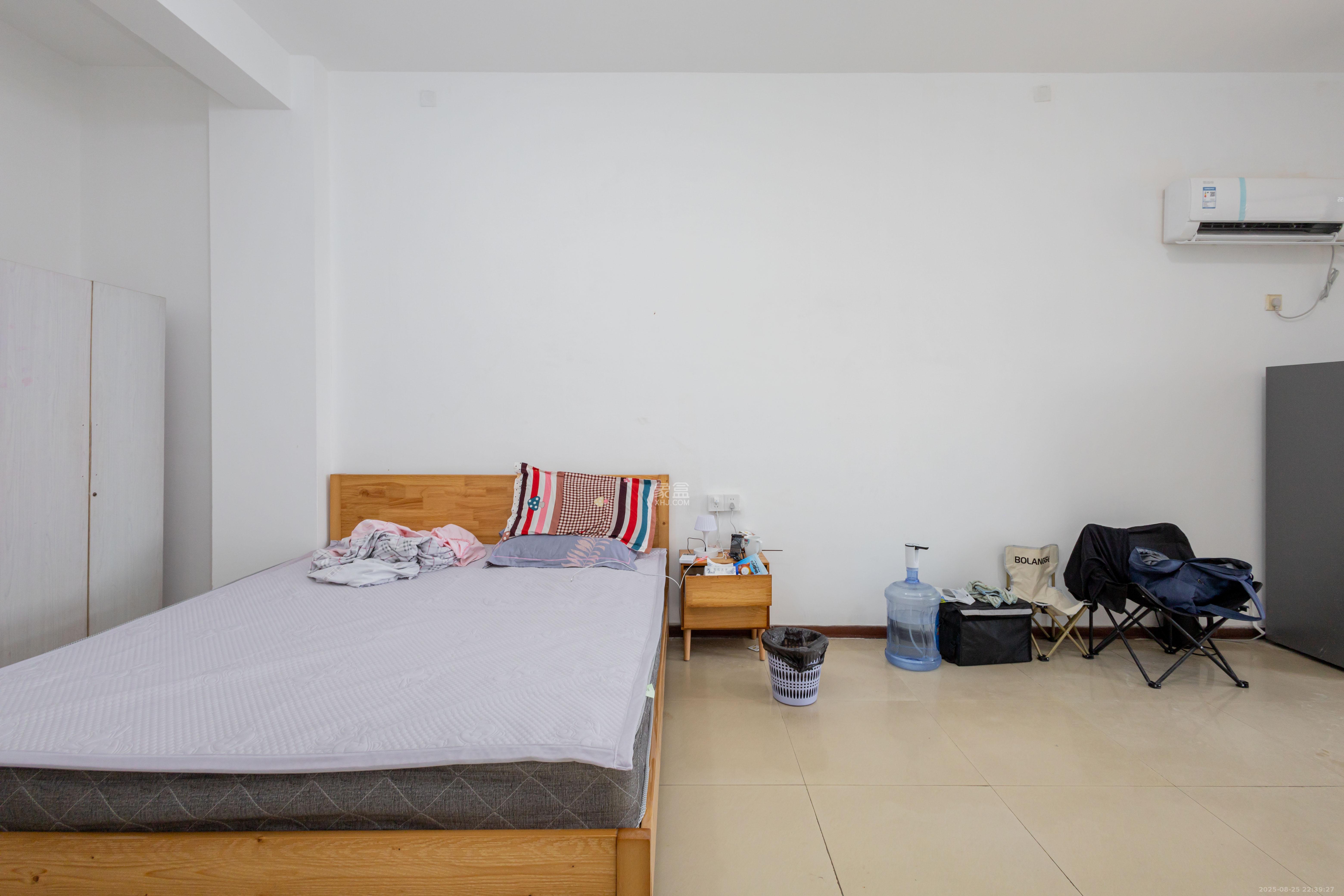 创业乐园  1室1厅1卫    16.0万客厅