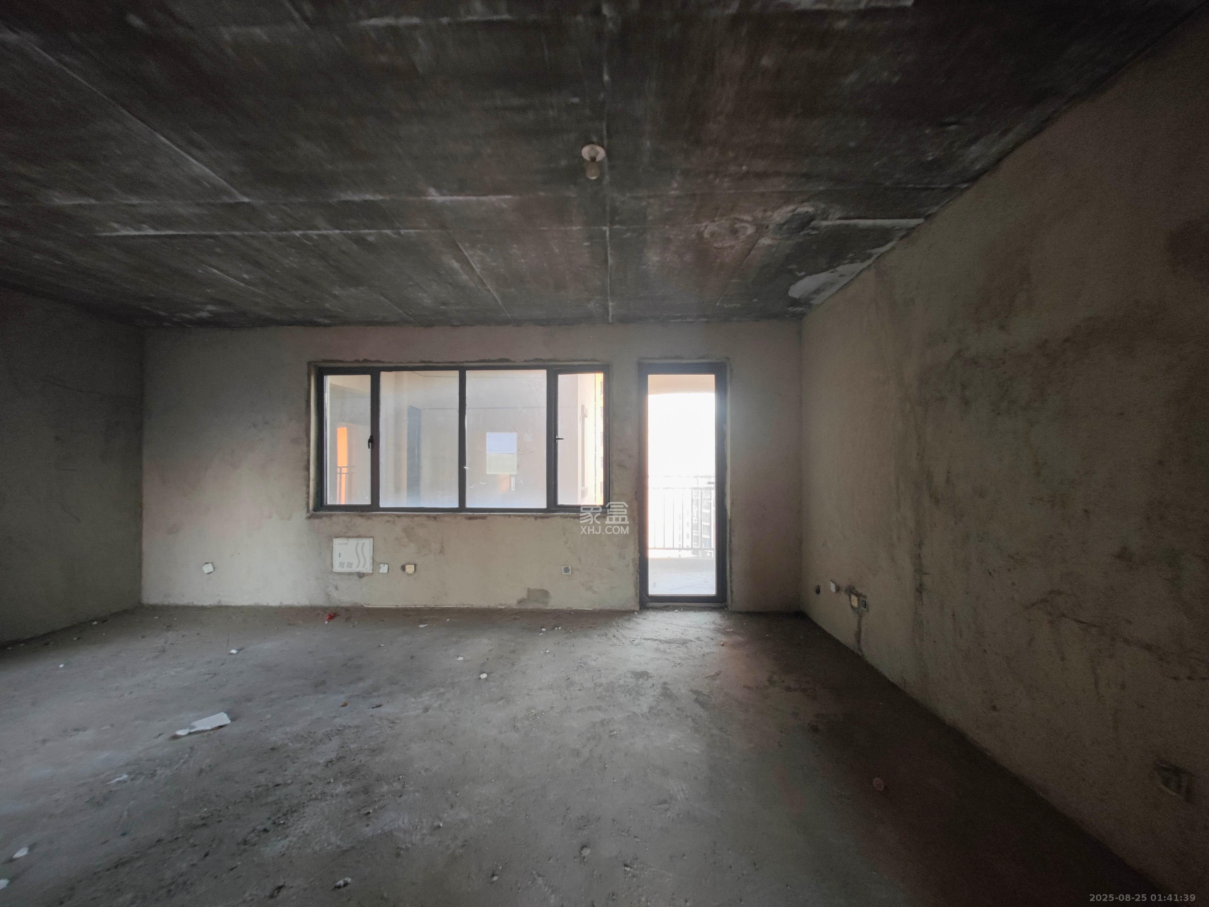 西湖鸿运佳苑  3室2厅2卫    83.0万 西湖鸿运佳苑  3室2厅2卫    83.0万客厅