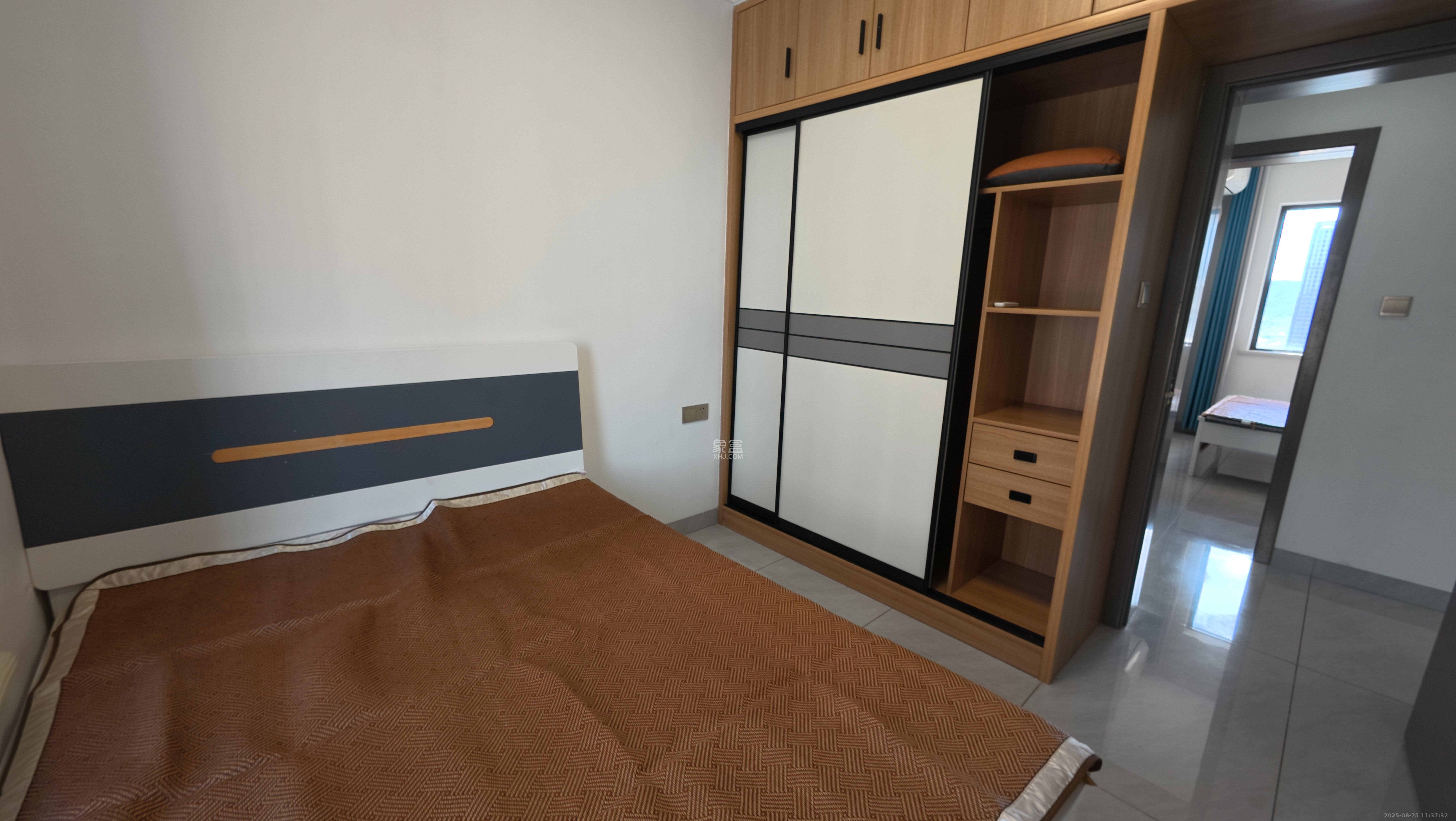 和润园三期 3室2厅1卫 2400.0元/月 和润园三期 3室2厅1卫 2400.0元/月室内图