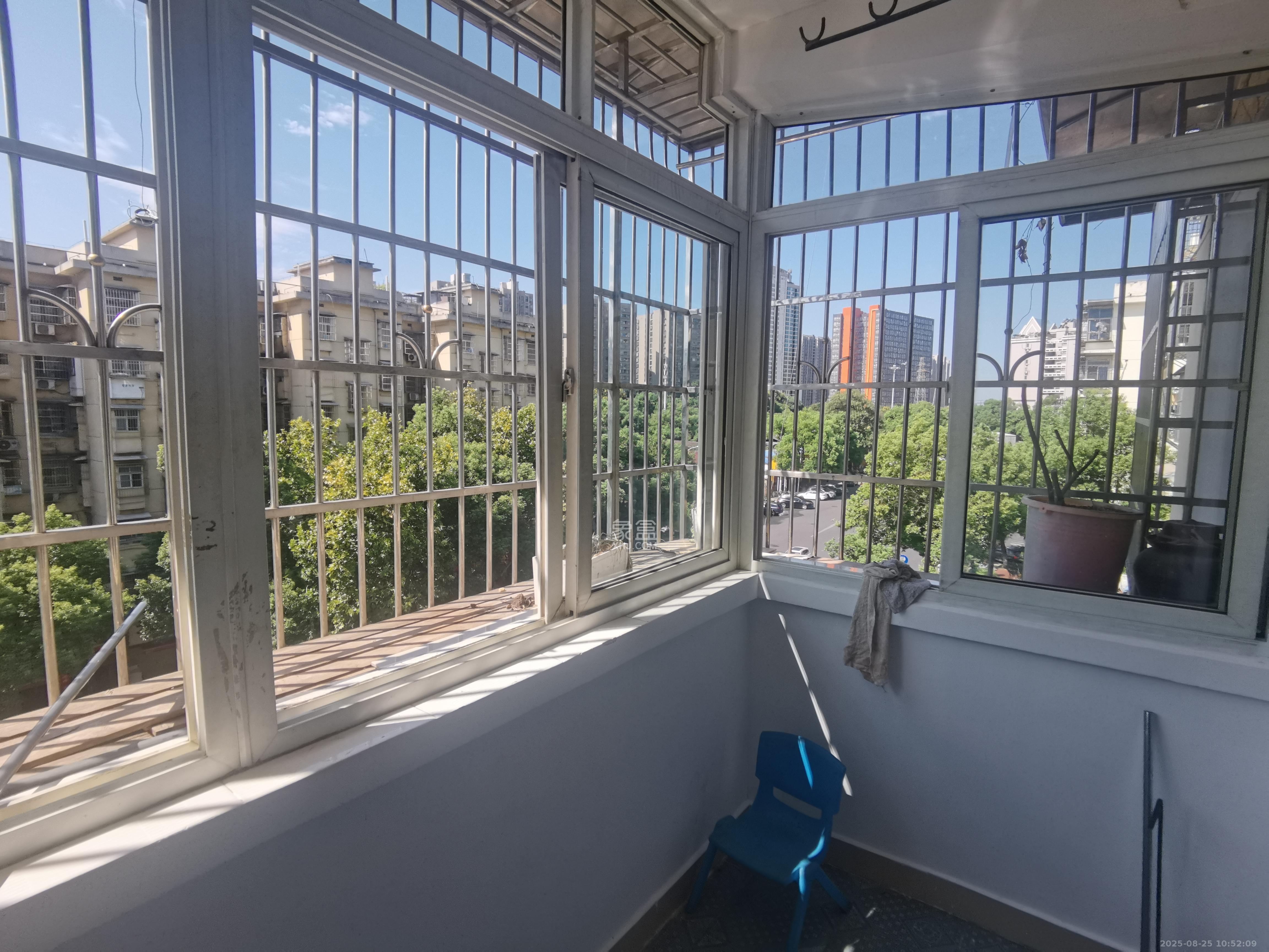 桔园小区1-8片  3室1厅1卫    1700.0元/月 桔园小区1-8片  3室1厅1卫    1700.0元/月室内图