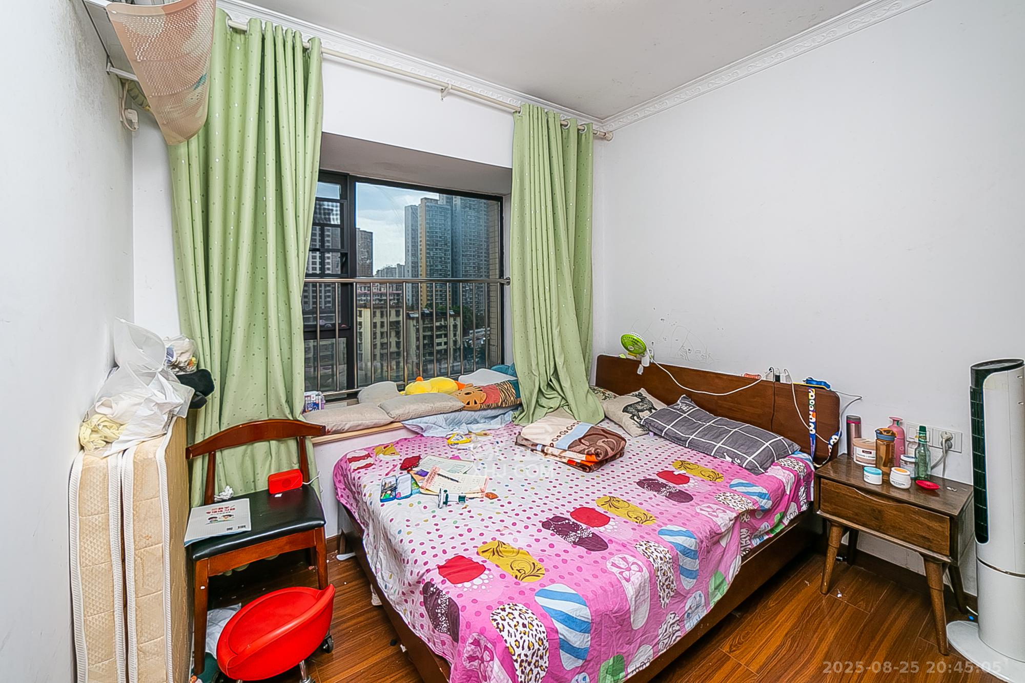 天鸿天府(天鸿中央大院)  3室2厅2卫    128.0万 天鸿天府(天鸿中央大院)  3室2厅2卫    128.0万卧室