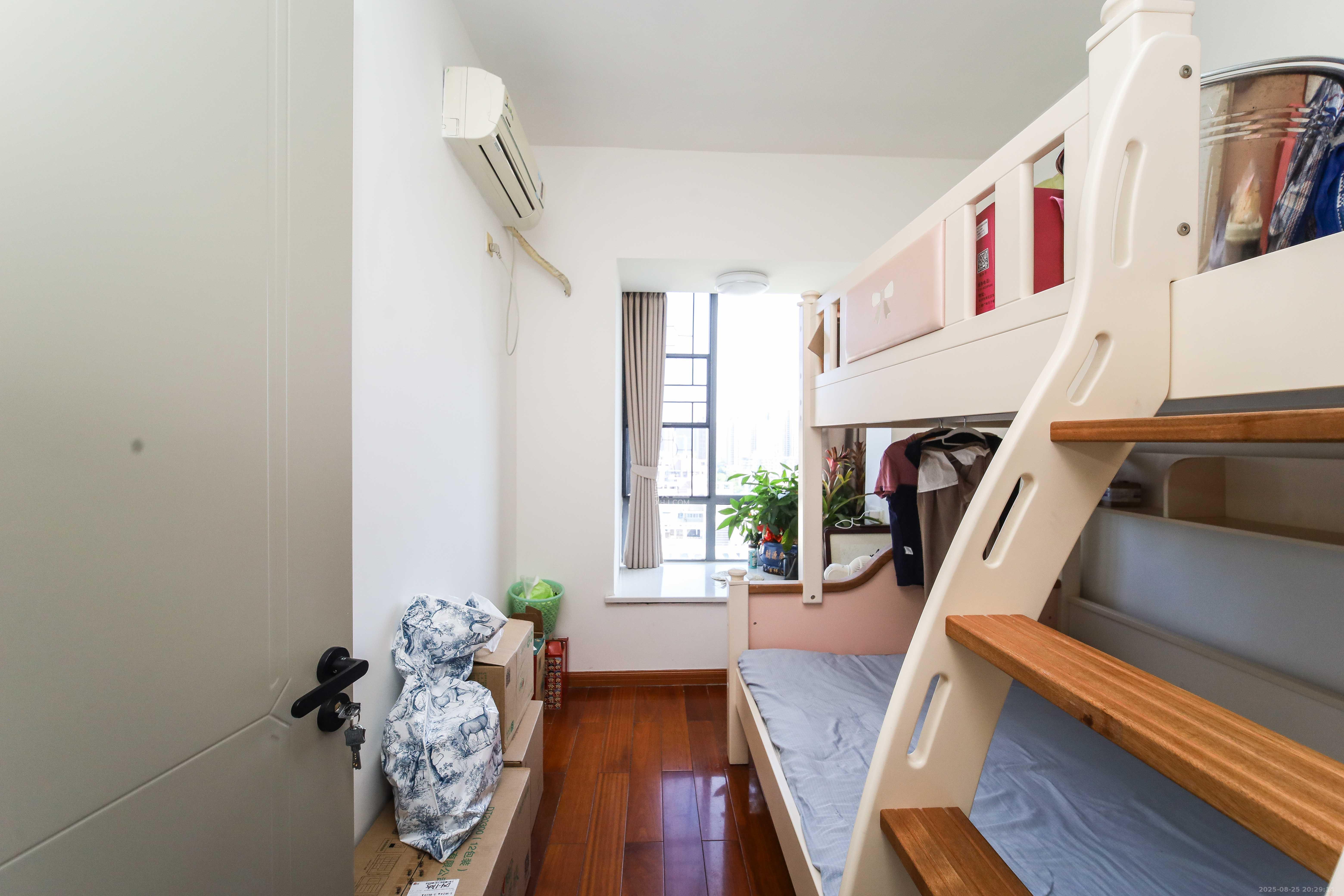 银港水晶城  3室2厅2卫    120.0万 银港水晶城  3室2厅2卫    120.0万卧室