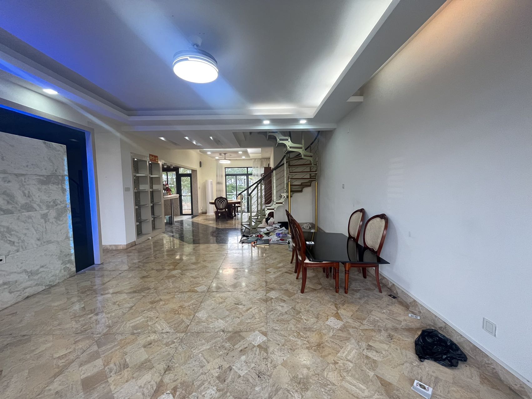 泰达比华利山庄 4室3厅4卫 6000.0元/月 泰达比华利山庄 4室3厅4卫 6000.0元/月户型图