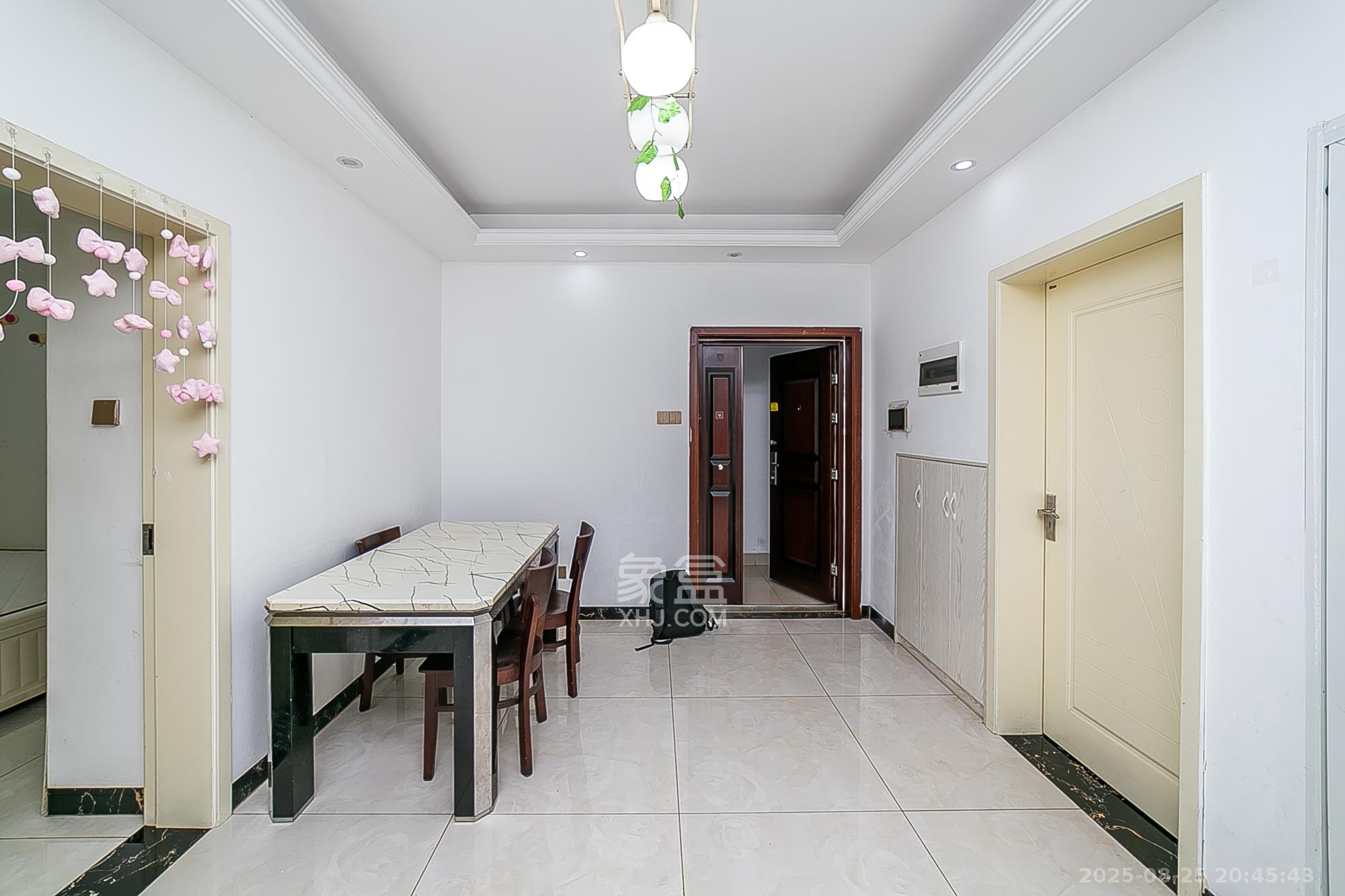 天鸿天府(天鸿中央大院)  3室2厅2卫    105.0万 天鸿天府(天鸿中央大院)  3室2厅2卫    105.0万客厅