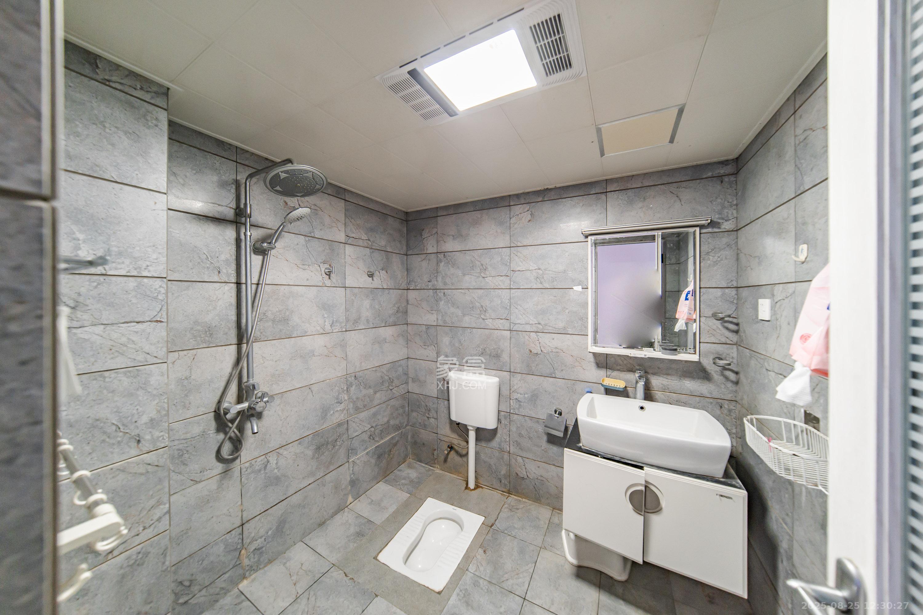 阳光100二期  4室2厅2卫    155.8万卫生间