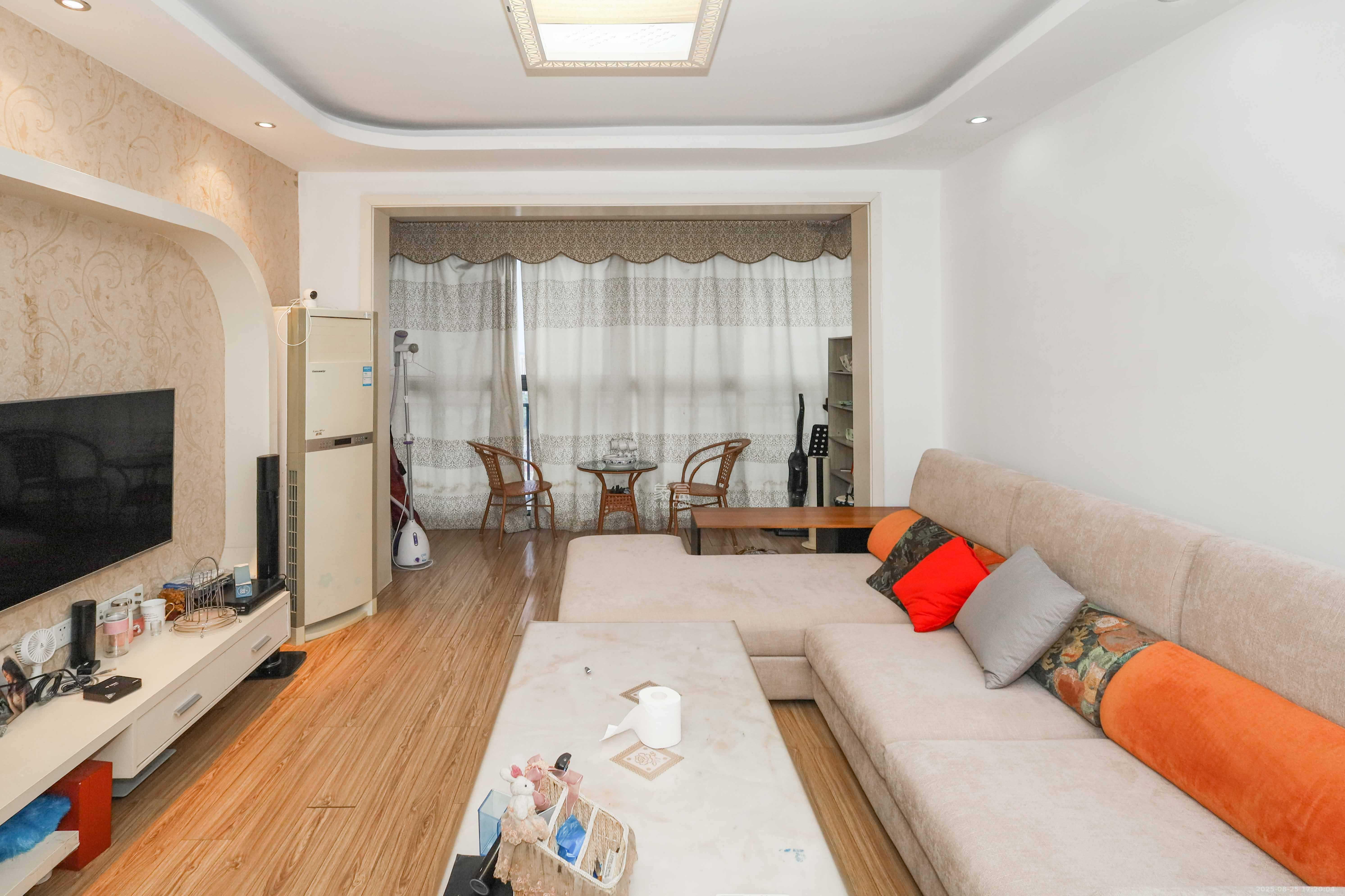 保利麓谷林语B区  3室2厅1卫    85.0万 保利麓谷林语B区  3室2厅1卫    85.0万客厅