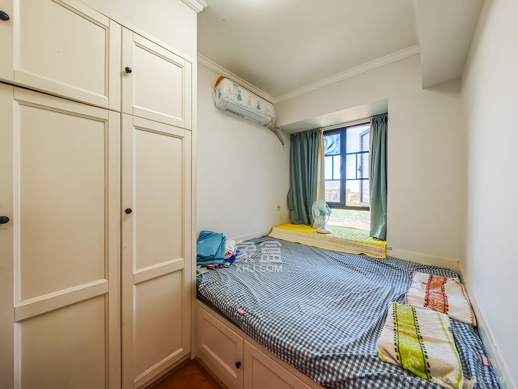 绿地海外滩二期  3室2厅1卫    62.0万卧室