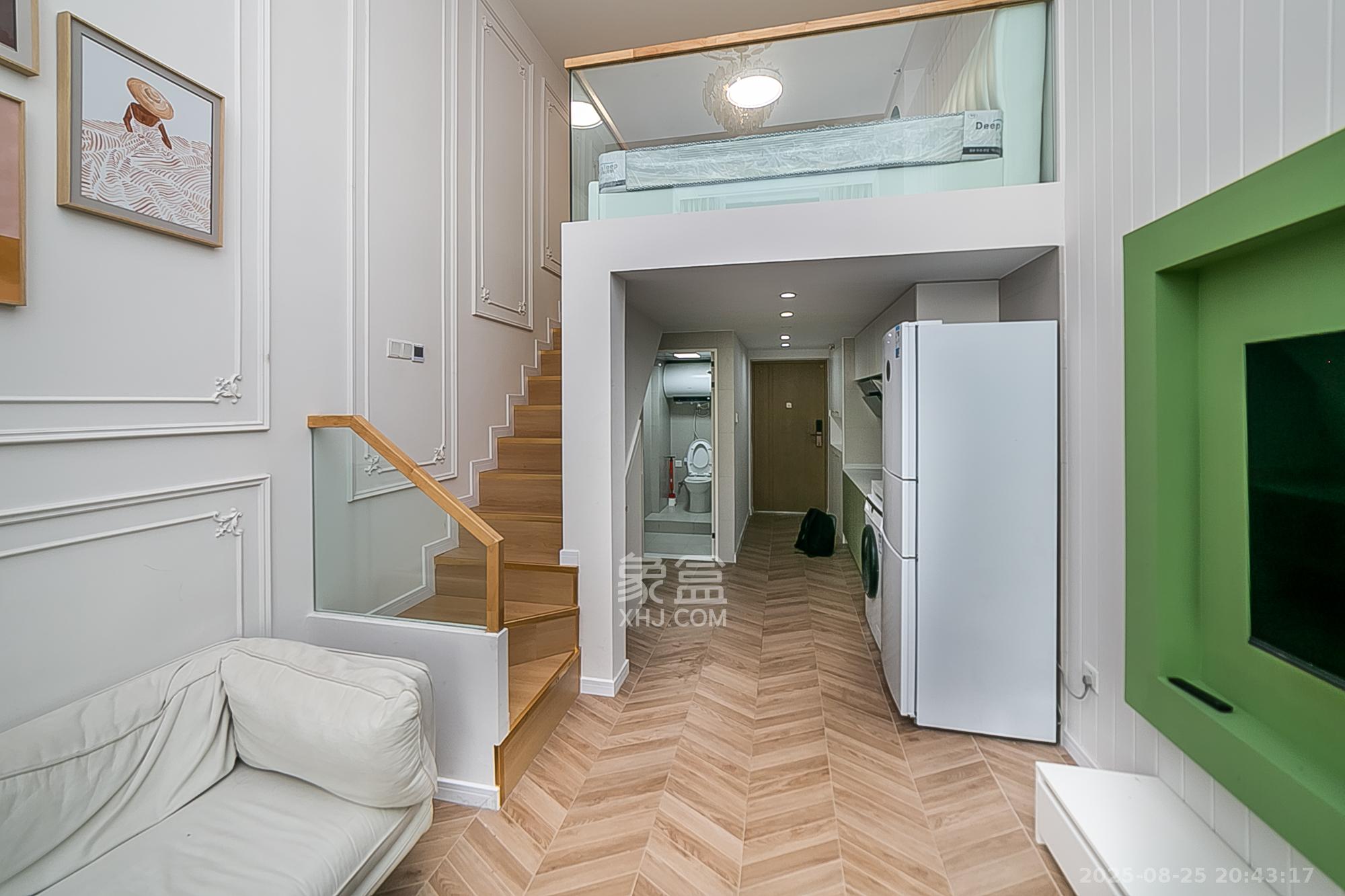 卓越江岸  1室1厅1卫    41.0万 卓越江岸  1室1厅1卫    41.0万客厅