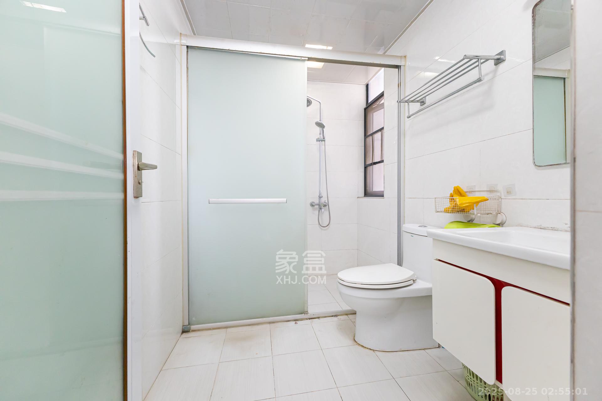 珠江东方明珠(新地东方明珠)三期 3室2厅2卫 70.0万 珠江东方明珠(新地东方明珠)三期 3室2厅2卫 70.0万卫生间