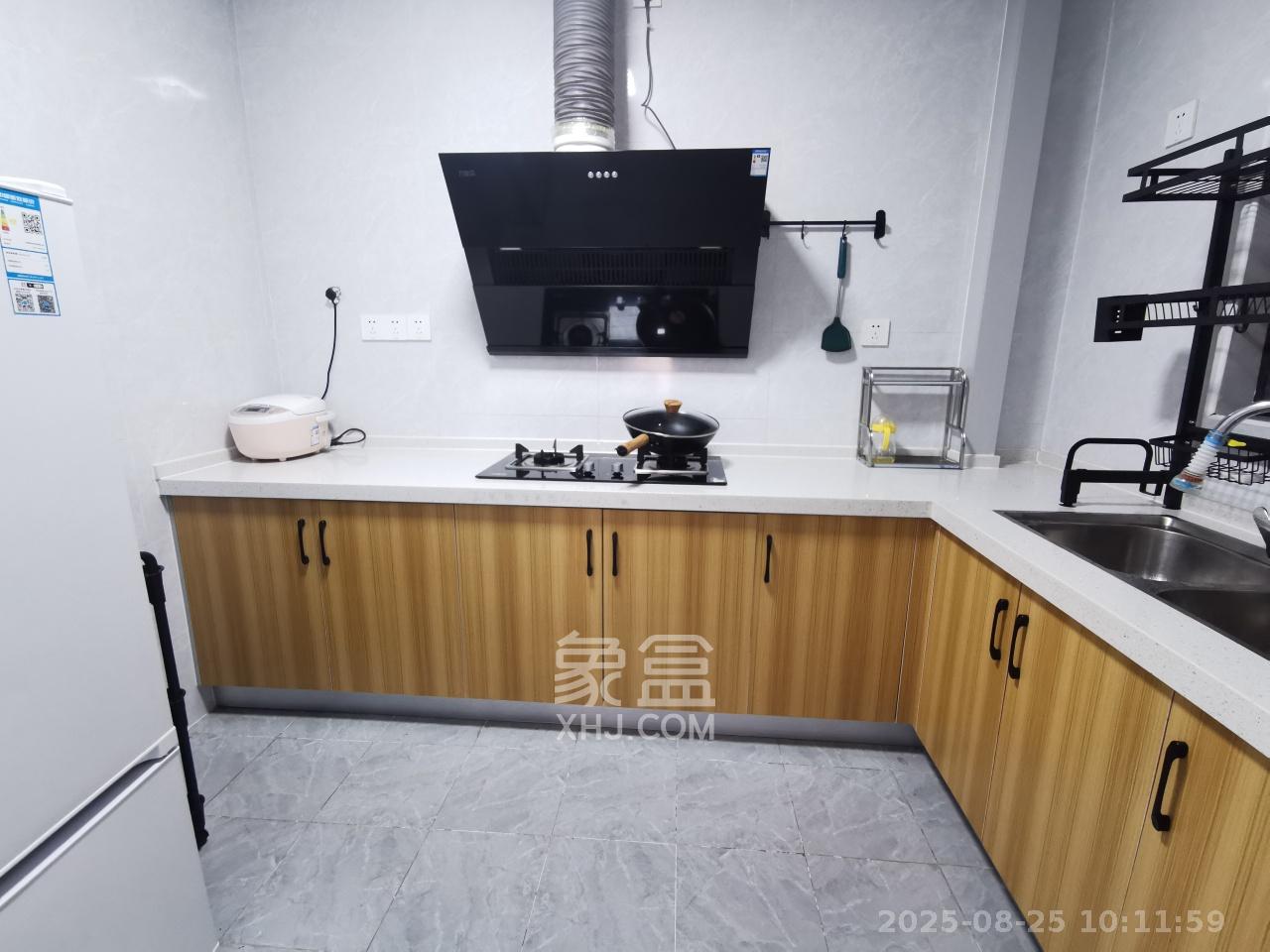 蓝光雍锦半岛  3室2厅2卫    2400.0元/月室内图