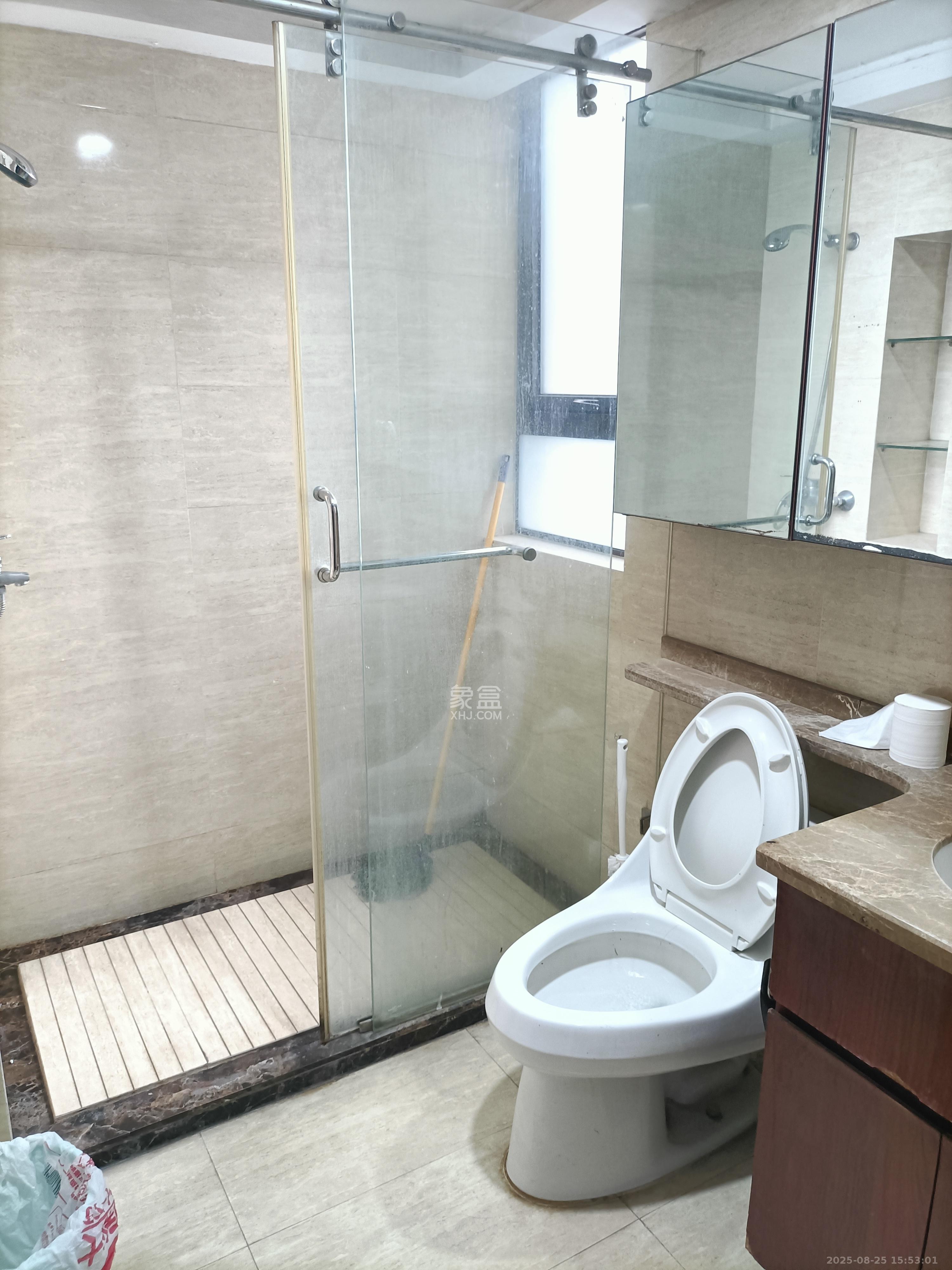 绿地中央广场  3室2厅2卫    3200.0元/月室内图