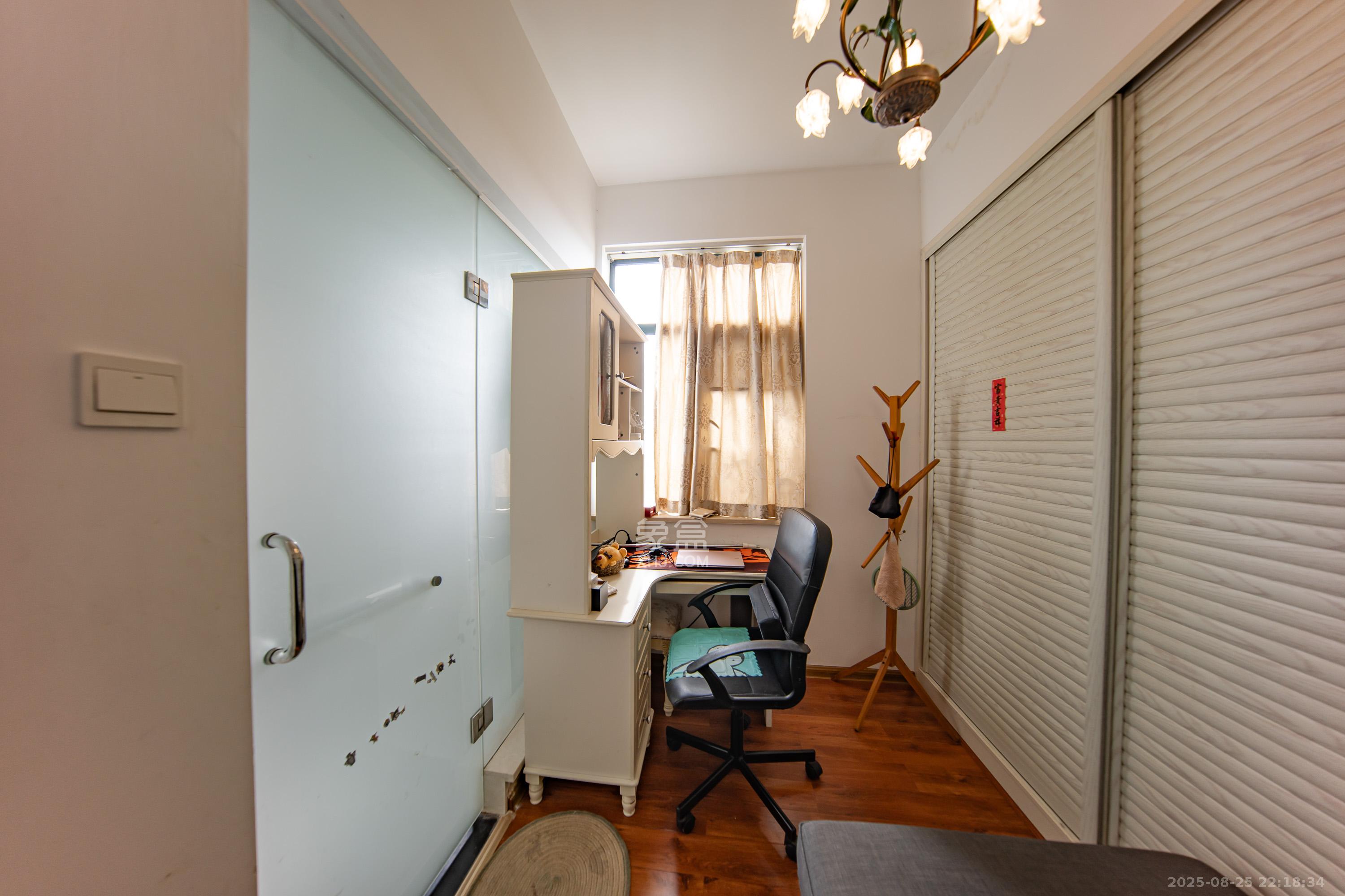 枫华府第  3室2厅1卫    64.0万 枫华府第  3室2厅1卫    64.0万卧室