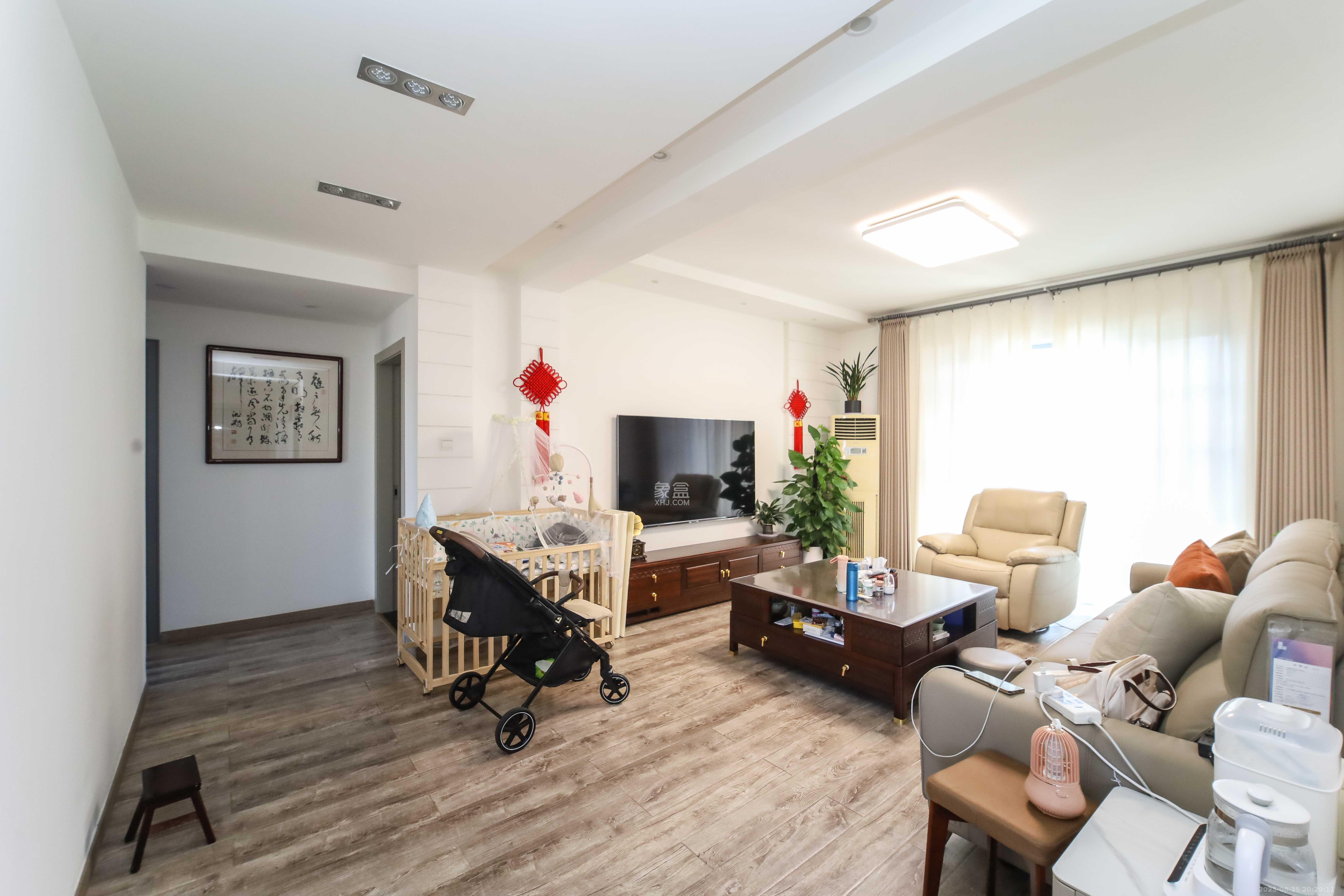 银港水晶城  3室2厅2卫    120.0万 银港水晶城  3室2厅2卫    120.0万客厅