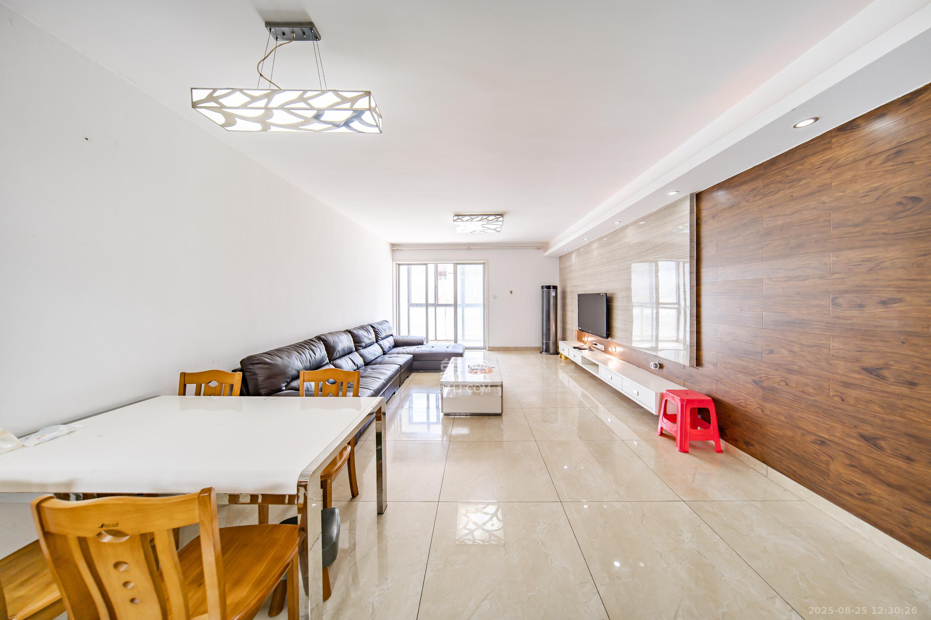 阳光100二期  4室2厅2卫    155.8万客厅