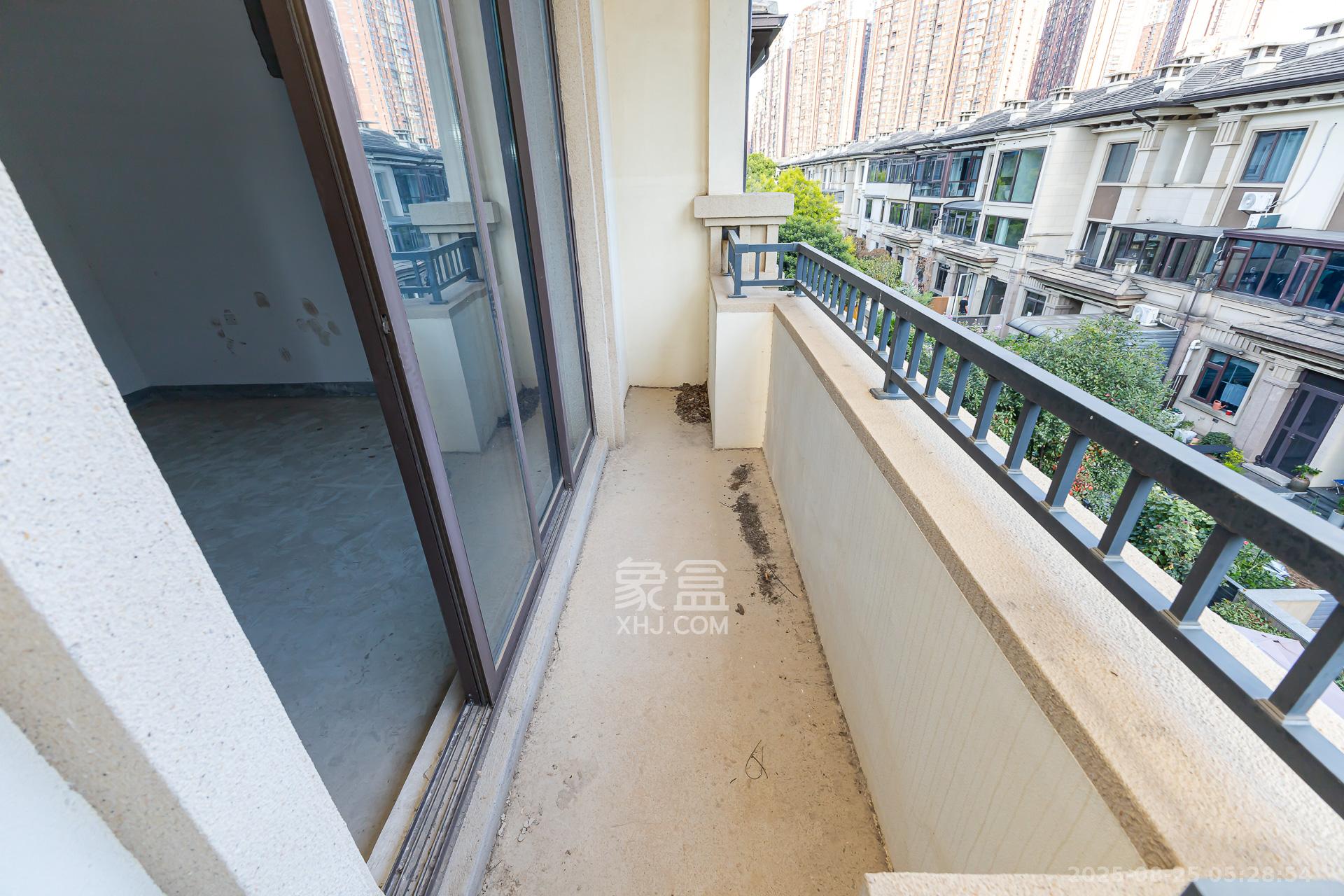 龙湖湘风原著（龙湖湘风星城）  5室2厅2卫    418.0万阳台