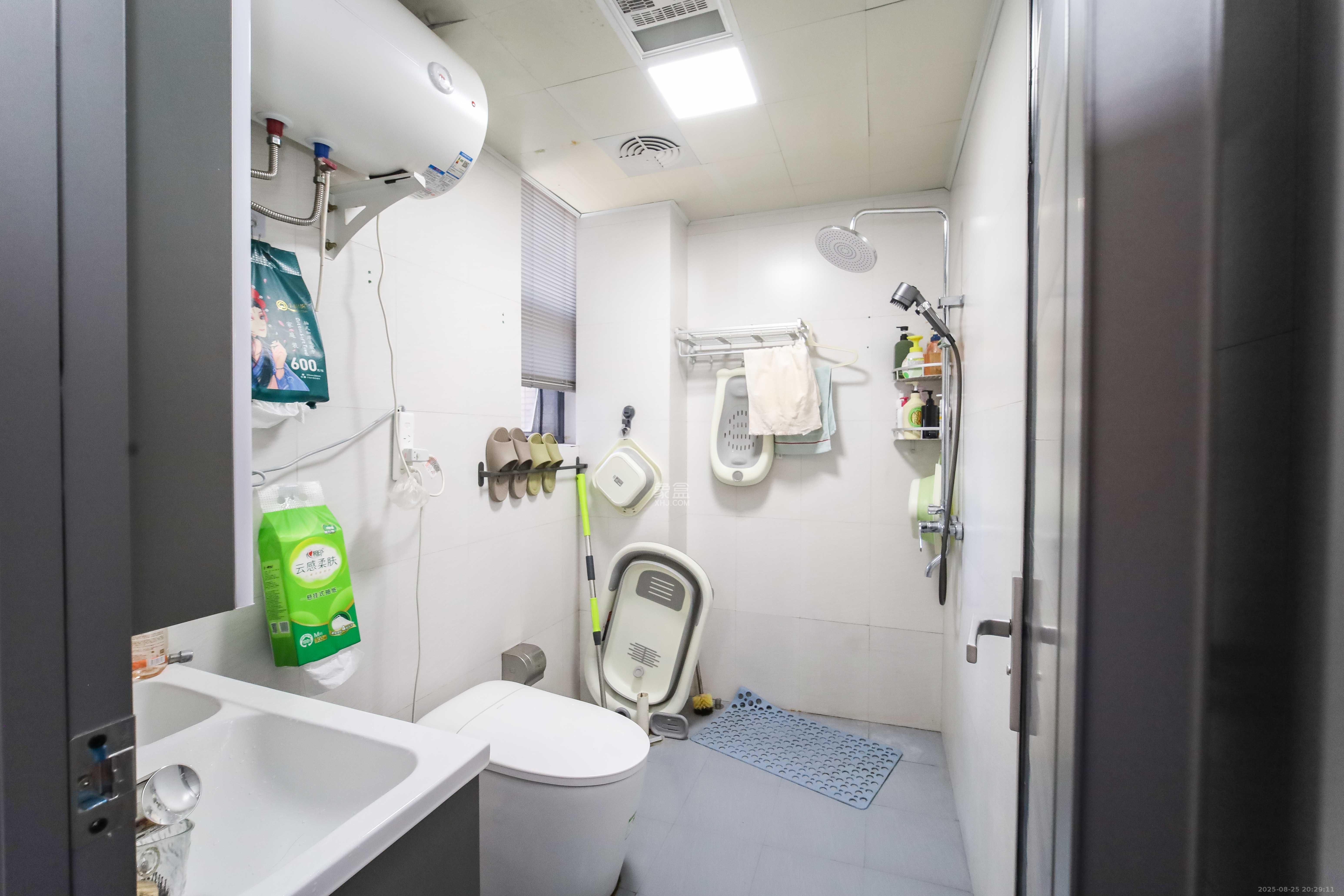 银港水晶城  3室2厅2卫    120.0万 银港水晶城  3室2厅2卫    120.0万卫生间