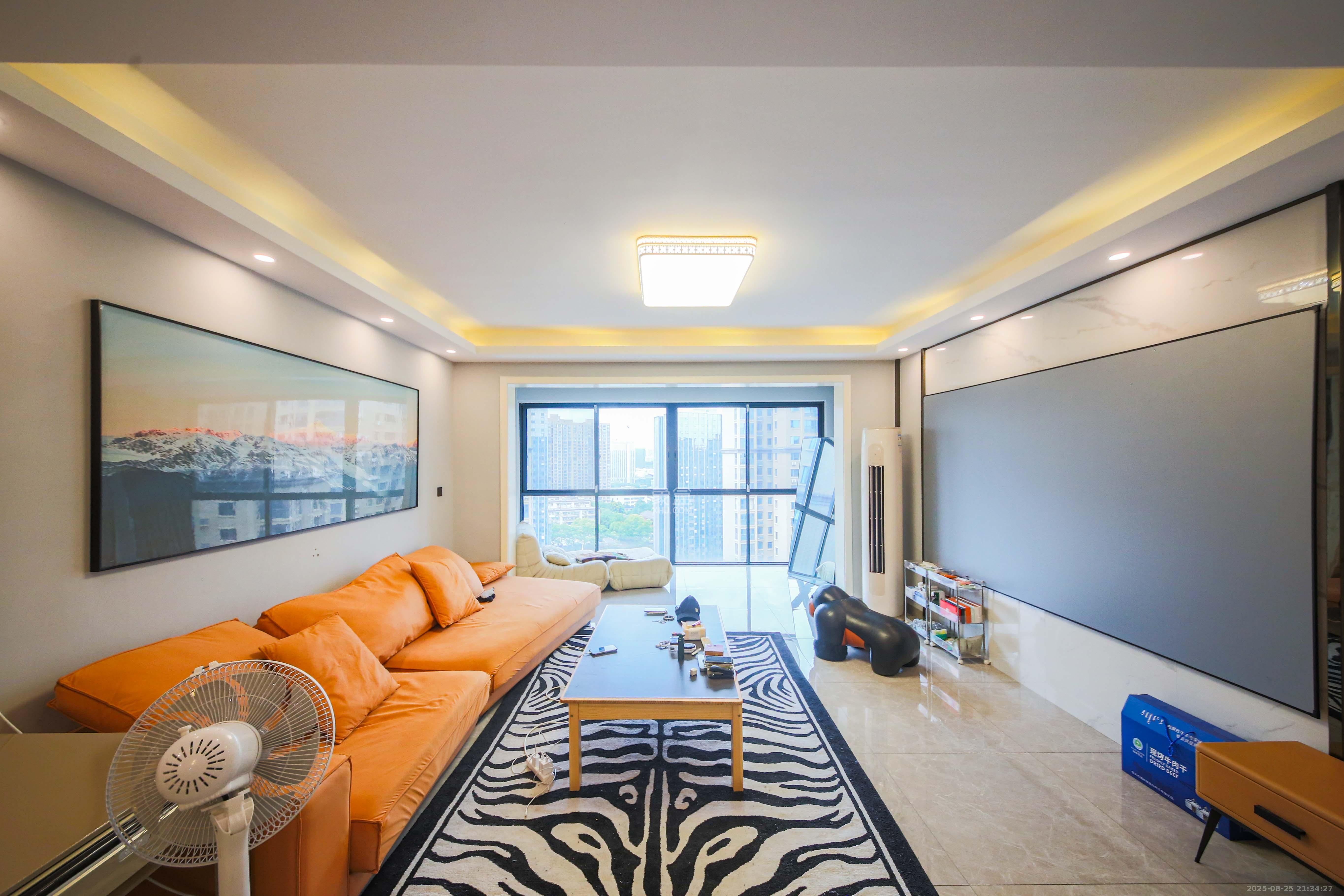 中南红领邦(红星嘉和苑) 4室2厅2卫 136.8万 中南红领邦(红星嘉和苑) 4室2厅2卫 136.8万客厅