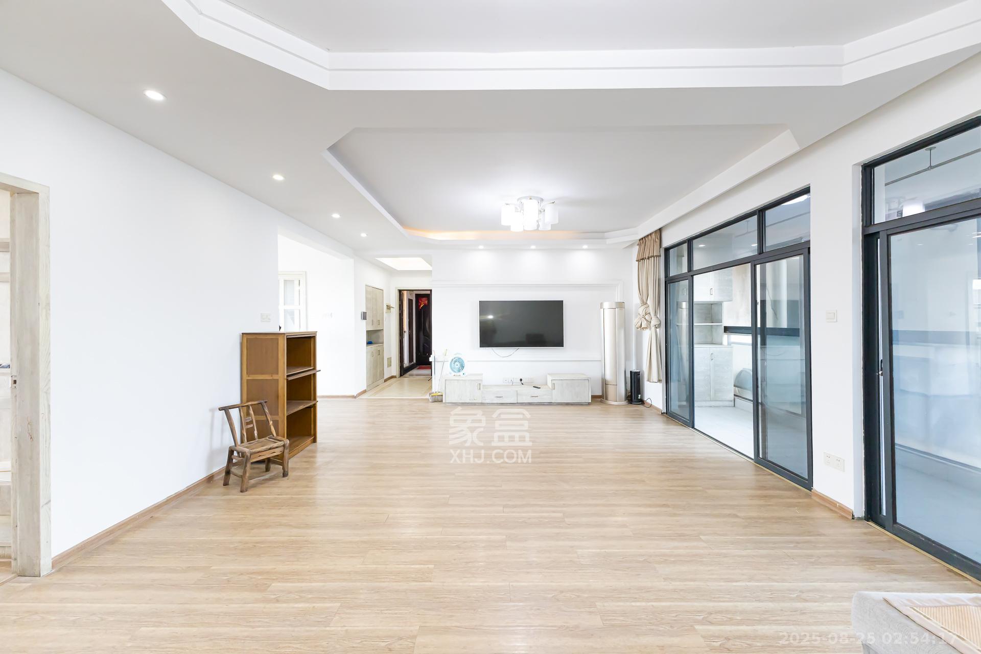 珠江东方明珠(新地东方明珠)三期 3室2厅2卫 70.0万 珠江东方明珠(新地东方明珠)三期 3室2厅2卫 70.0万客厅