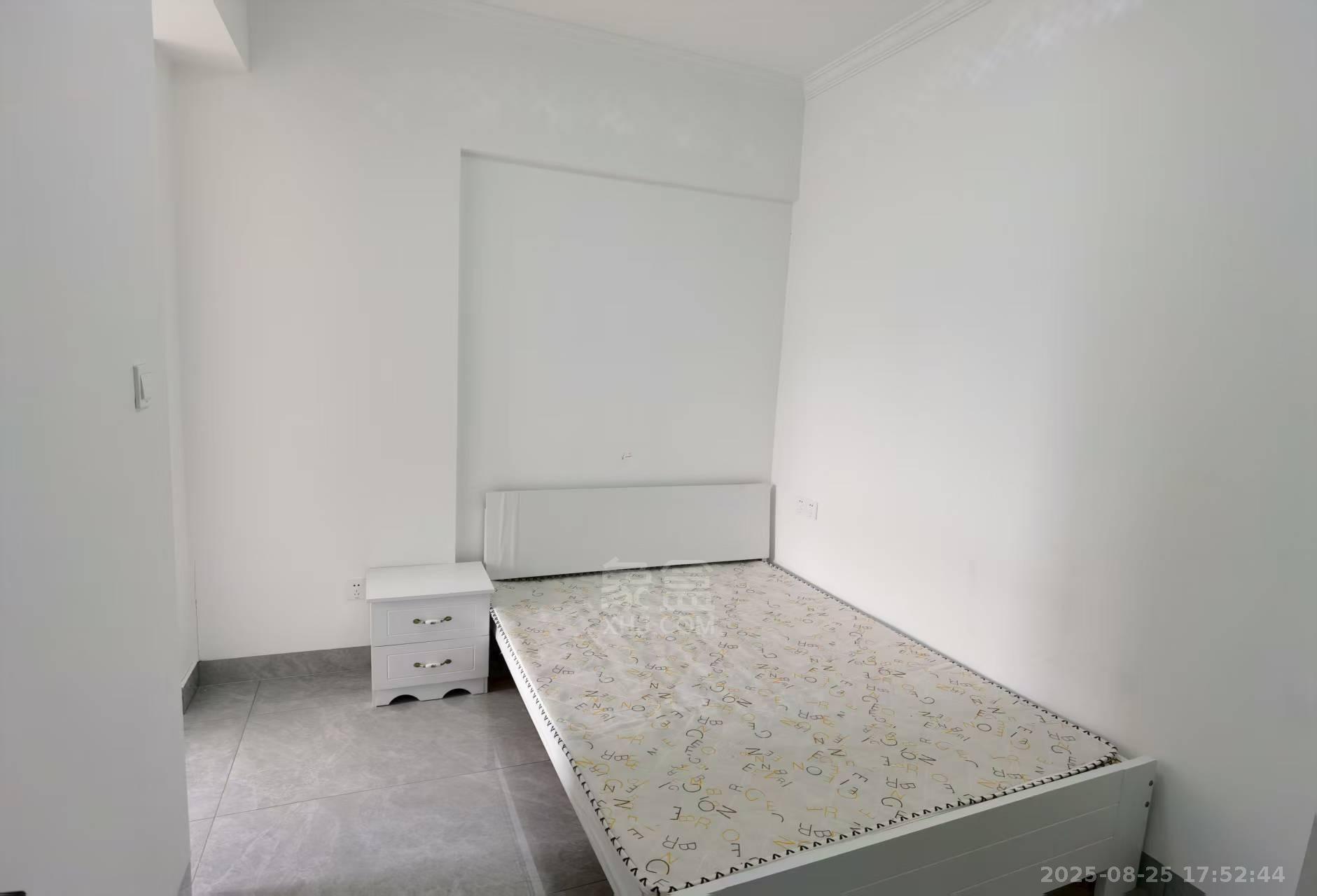 湖景名城  3室2厅1卫   1700.00元/月室内图