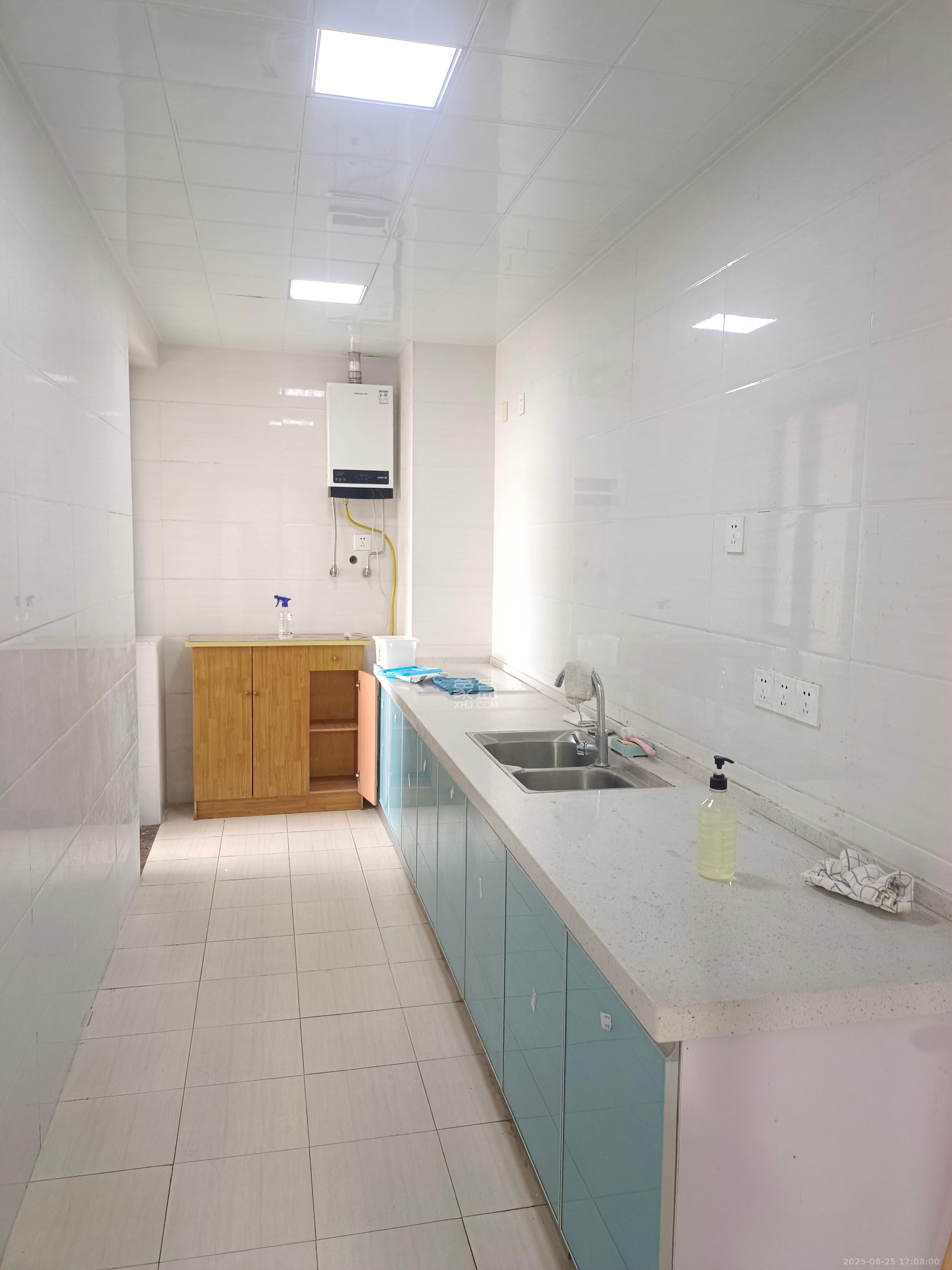 蓝山郡  3室1厅2卫    2300.0元/月 蓝山郡  3室1厅2卫    2300.0元/月