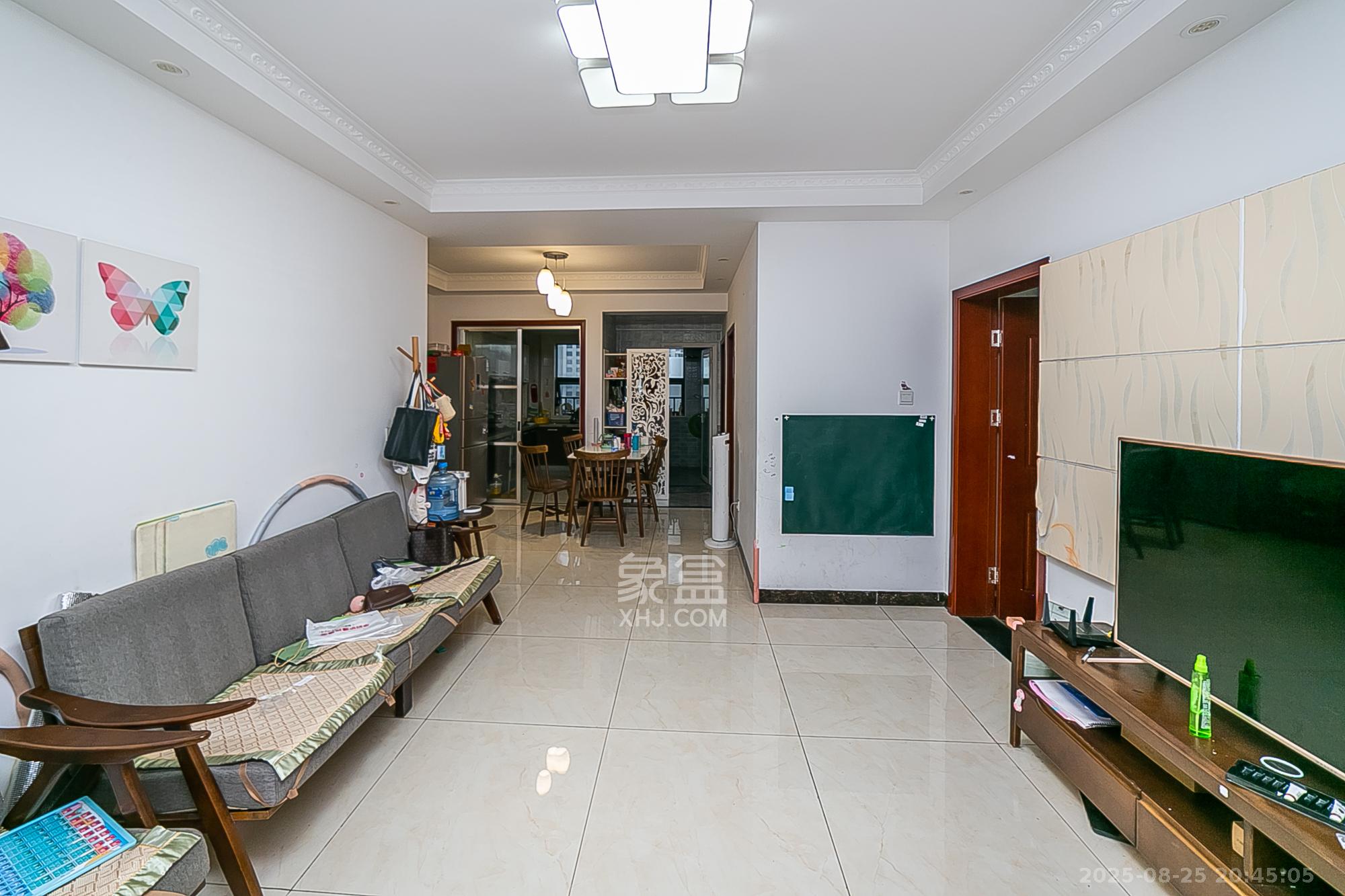 天鸿天府(天鸿中央大院)  3室2厅2卫    128.0万 天鸿天府(天鸿中央大院)  3室2厅2卫    128.0万客厅