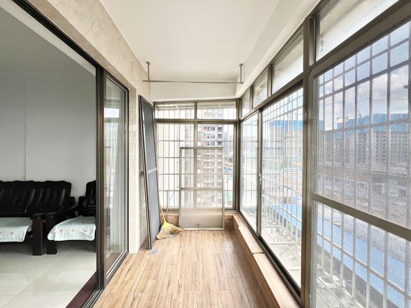 振业小区 3室2厅2卫 2500.0元/月 振业小区 3室2厅2卫 2500.0元/月室内图