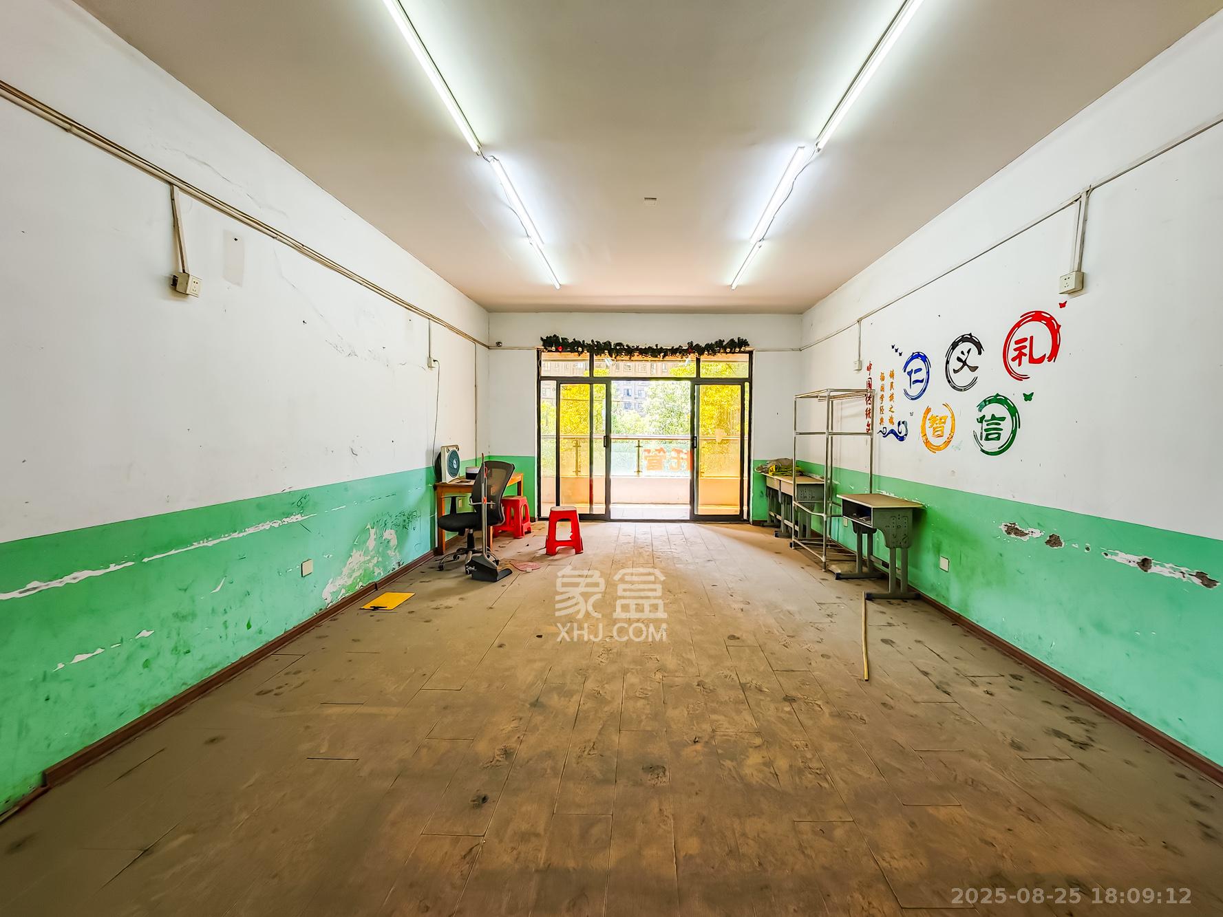 双湾国际(湘江御景花园)  3室2厅2卫    115.0万 双湾国际(湘江御景花园)  3室2厅2卫    115.0万客厅